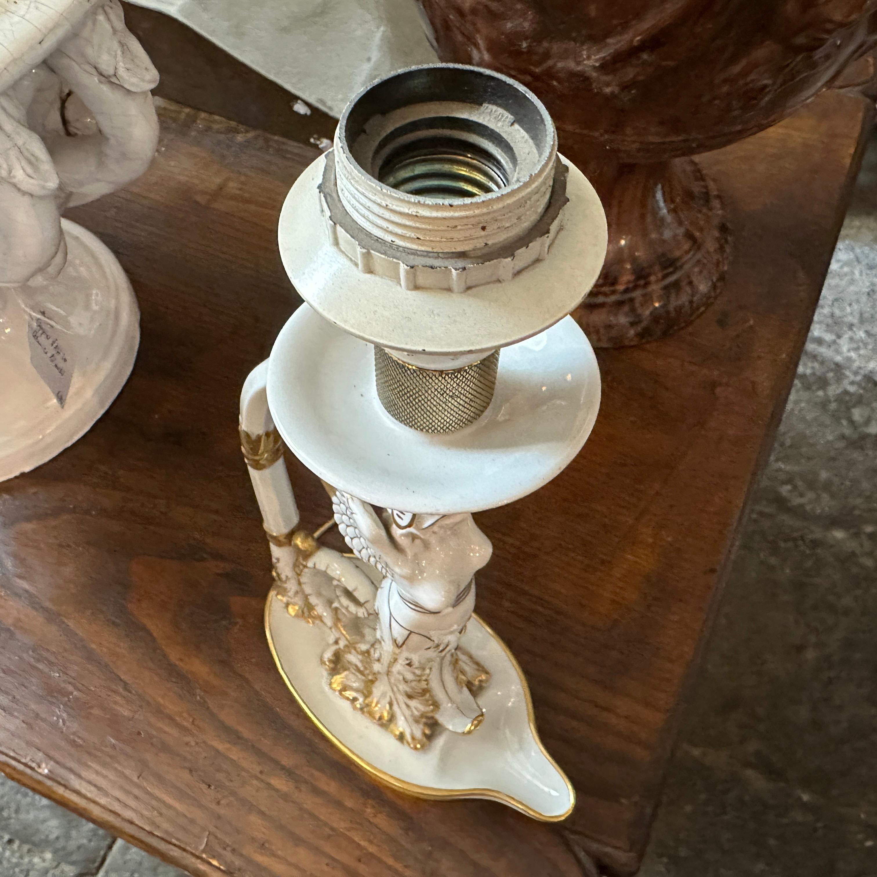 A 1900s Neoclassical White and Gold Capodimonte Porcelain Italian Table Lamp In Good Condition For Sale In Catania, Sicilia