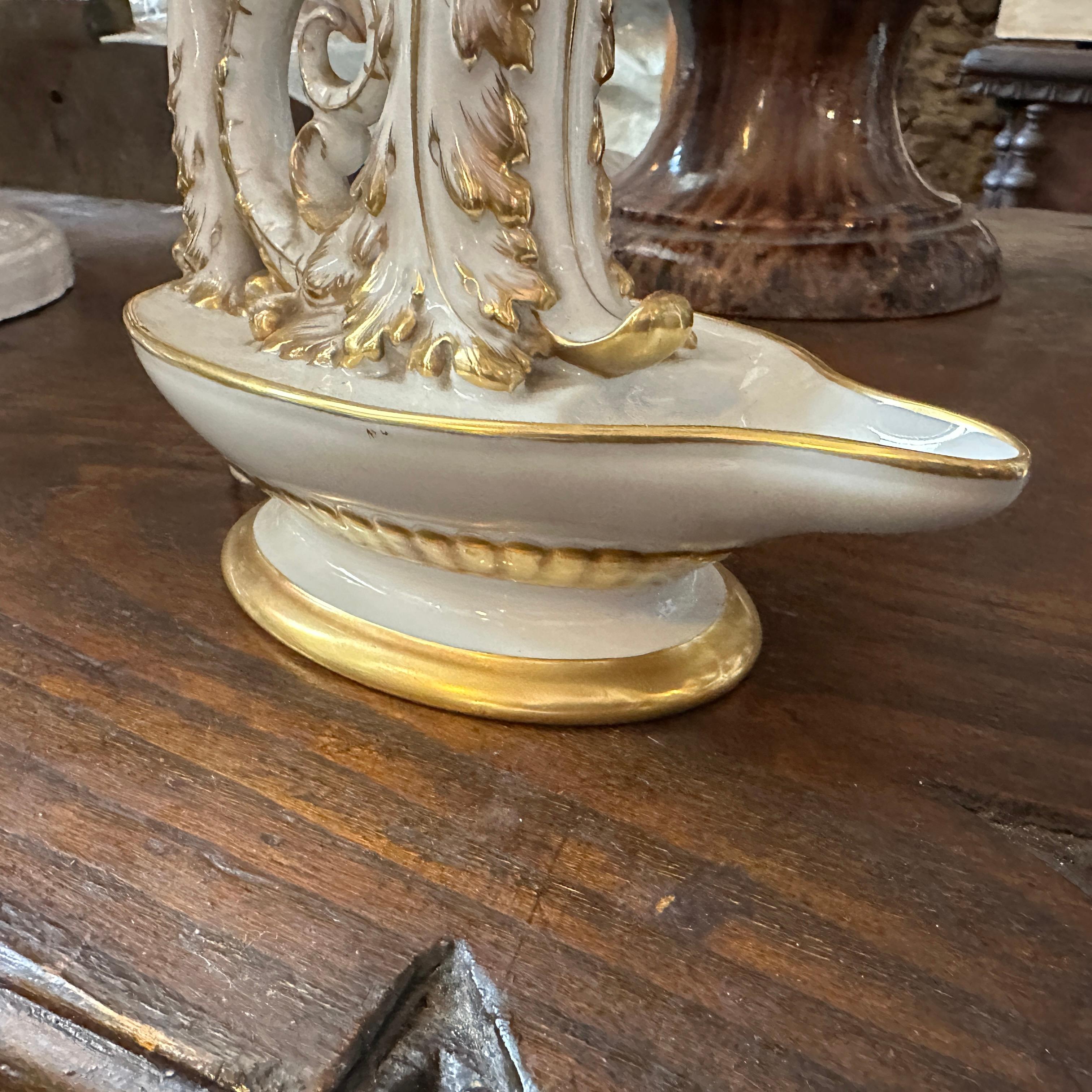 A 1900s Neoclassical White and Gold Capodimonte Porcelain Italian Table Lamp For Sale 1