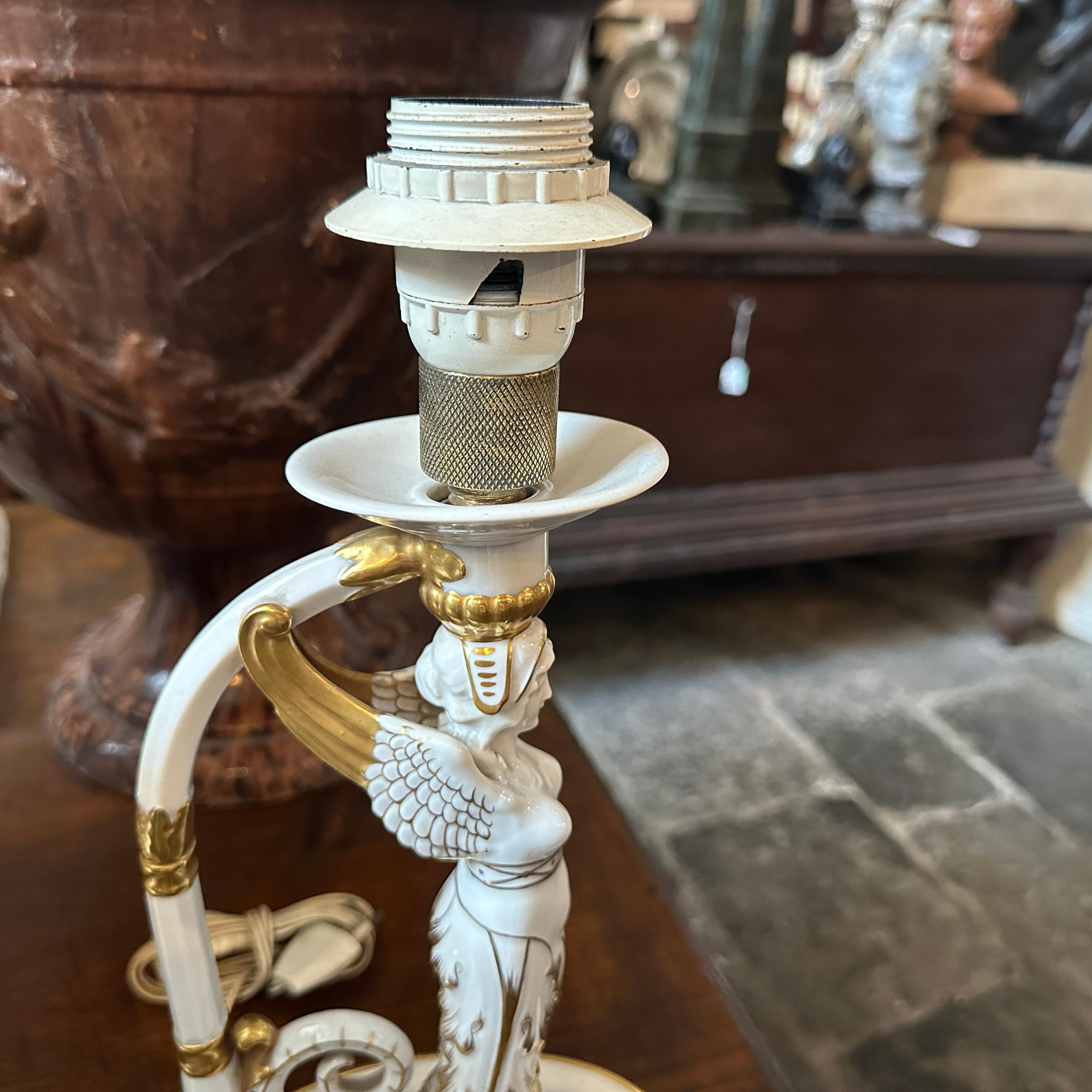A 1900s Neoclassical White and Gold Capodimonte Porcelain Italian Table Lamp For Sale 2