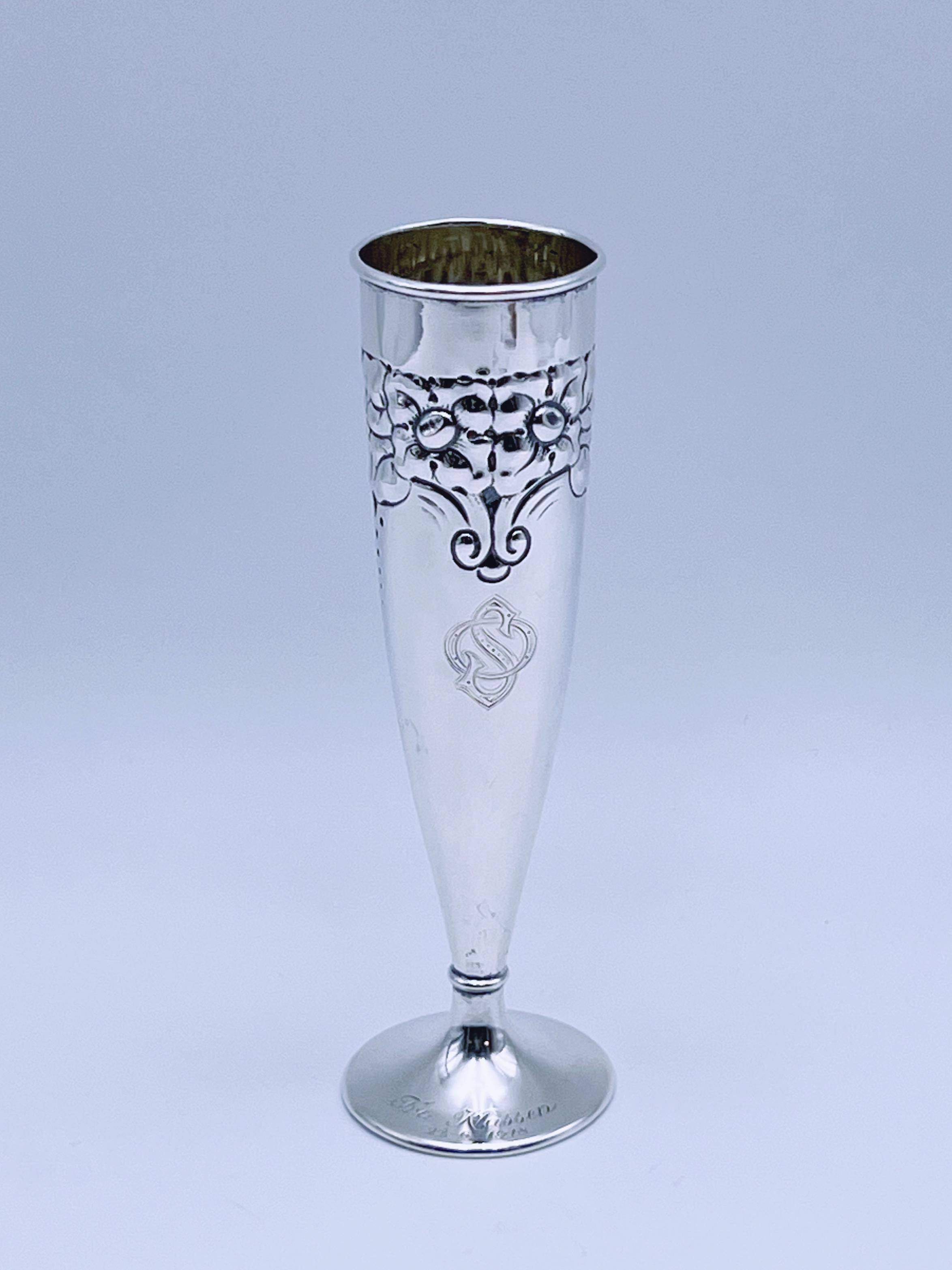 Squisito vaso antico norvegese in argento massiccio Pokal

Questo splendido vaso pokal antico, realizzato in Norvegia, è in argento massiccio 830 e risale al 1918 o prima. Il vaso presenta un bellissimo motivo floreale in rilievo in stile Art