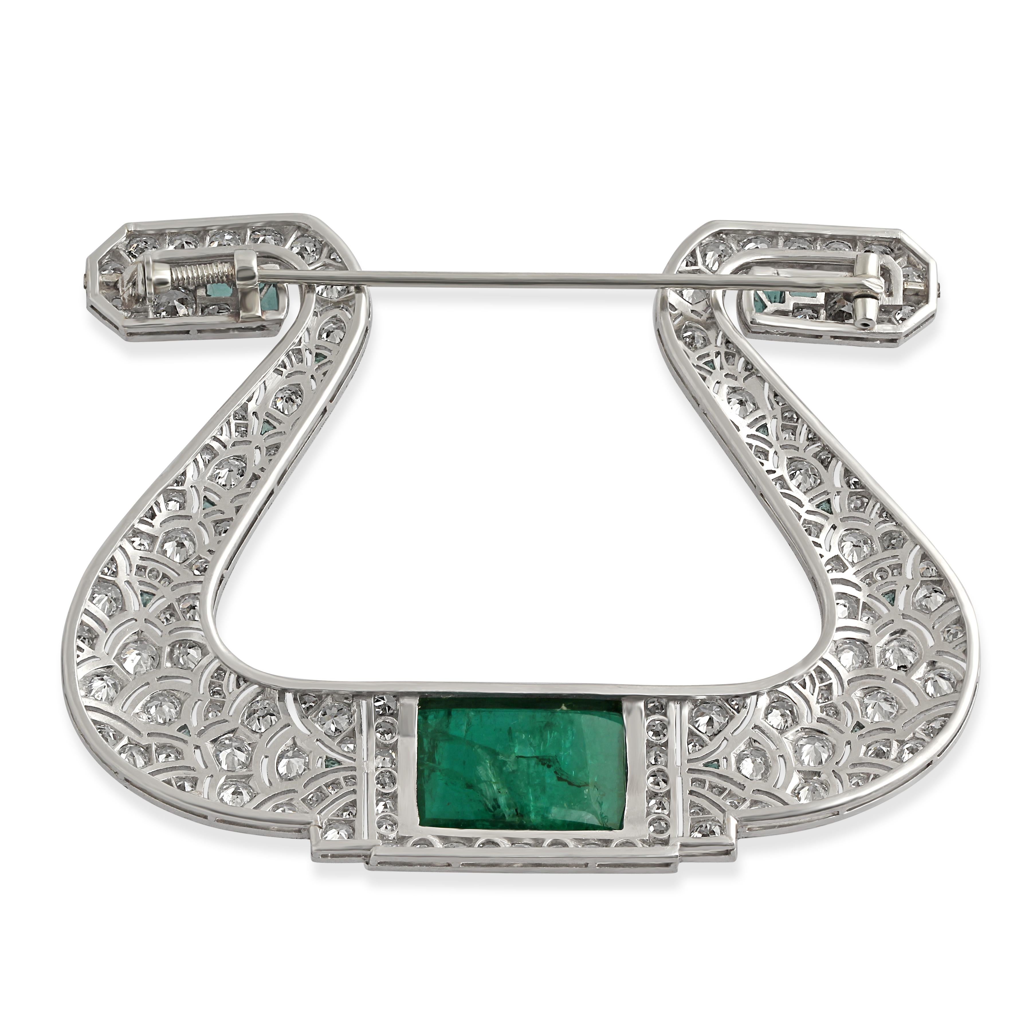 1920s Diamond & Emerald Horseshoe Brooch In Good Condition In London, GB