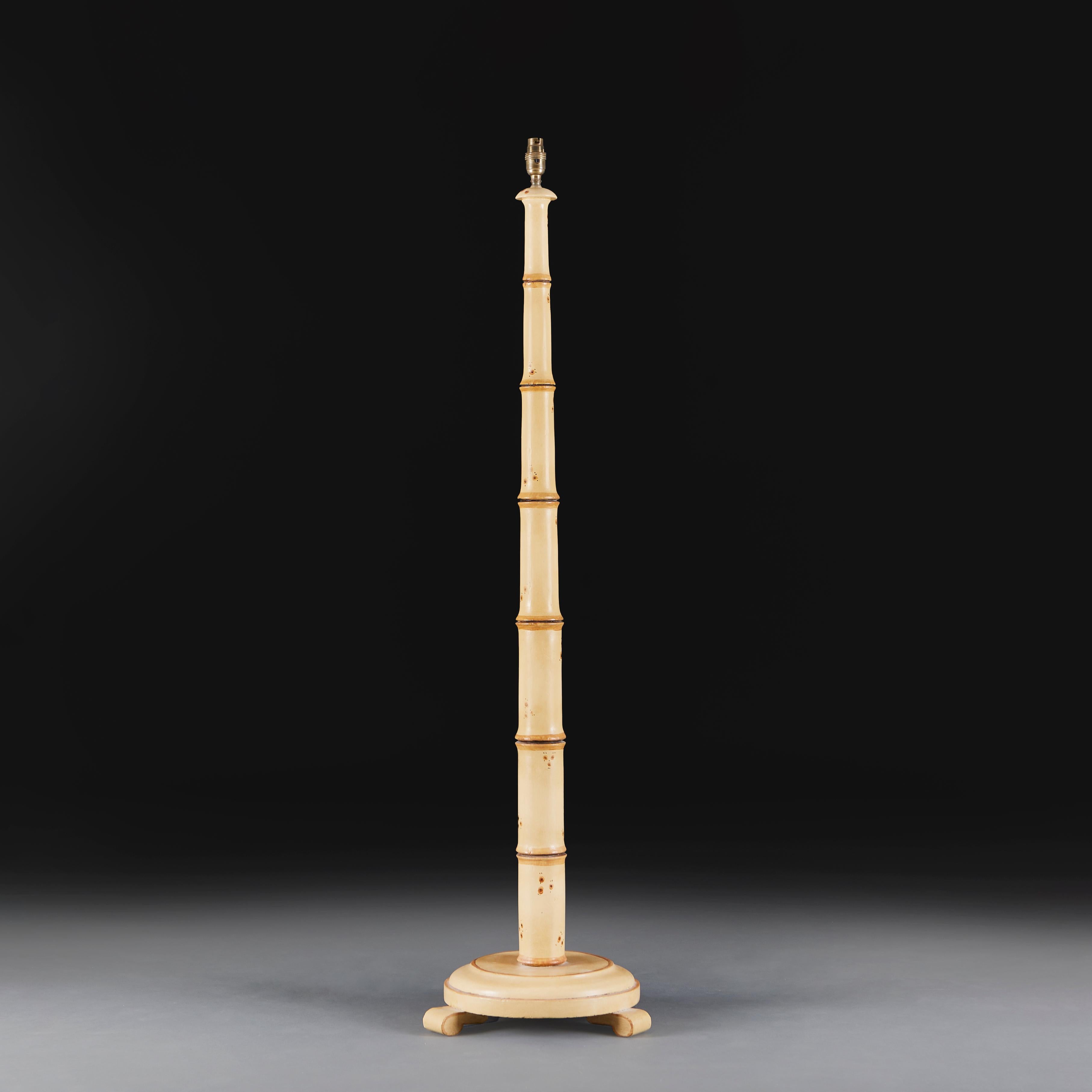 Angleterre, vers 1920

Lampe standard inhabituelle de style édouardien en faux bambou, avec une colonne cylindrique reposant sur une base circulaire et trois pieds en chignon.

Hauteur de la colonne   126.00cm
Hauteur avec abat-jour  