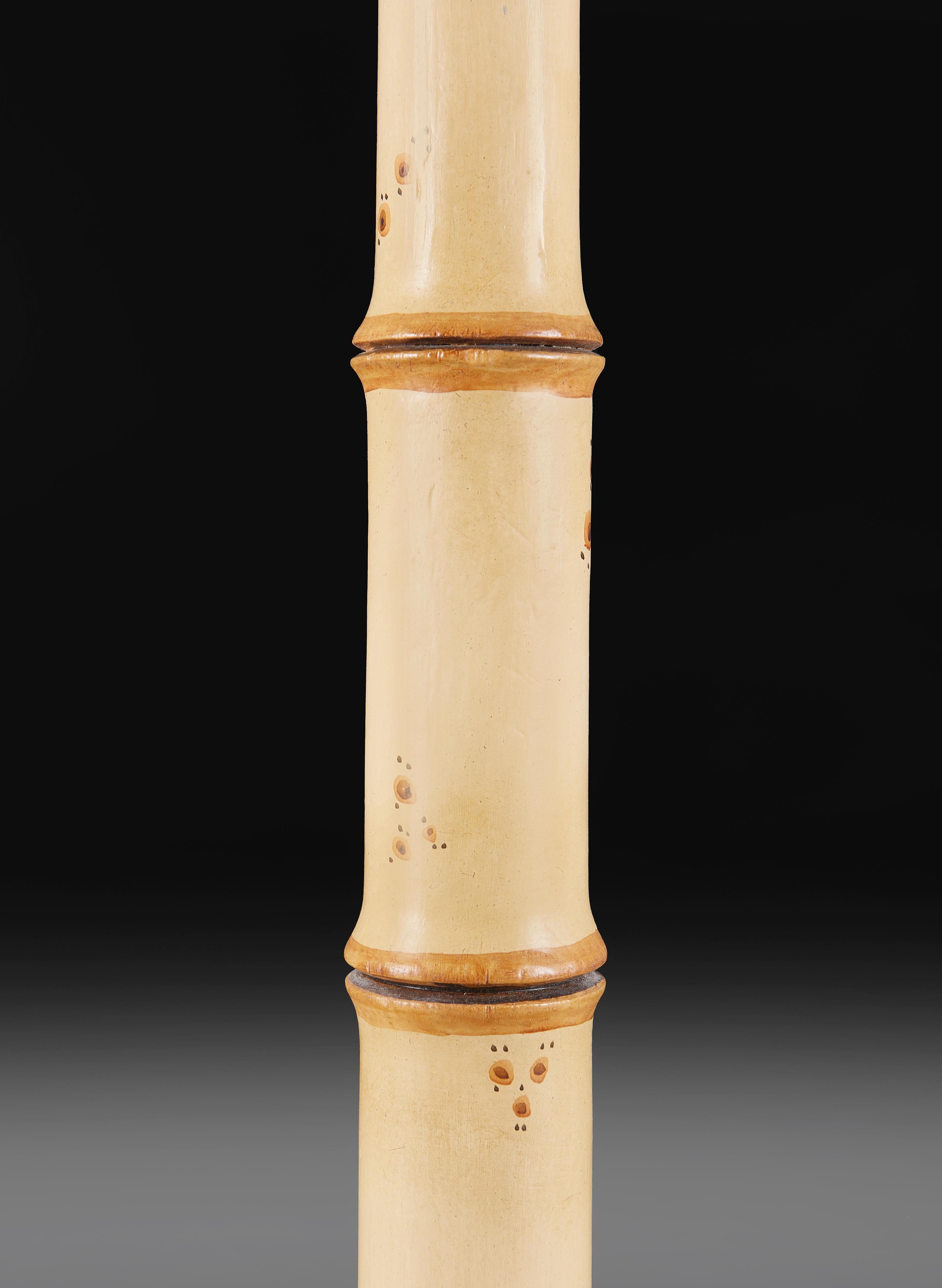 Anglais Lampe standard peinte en faux bambou des années 1920 en vente