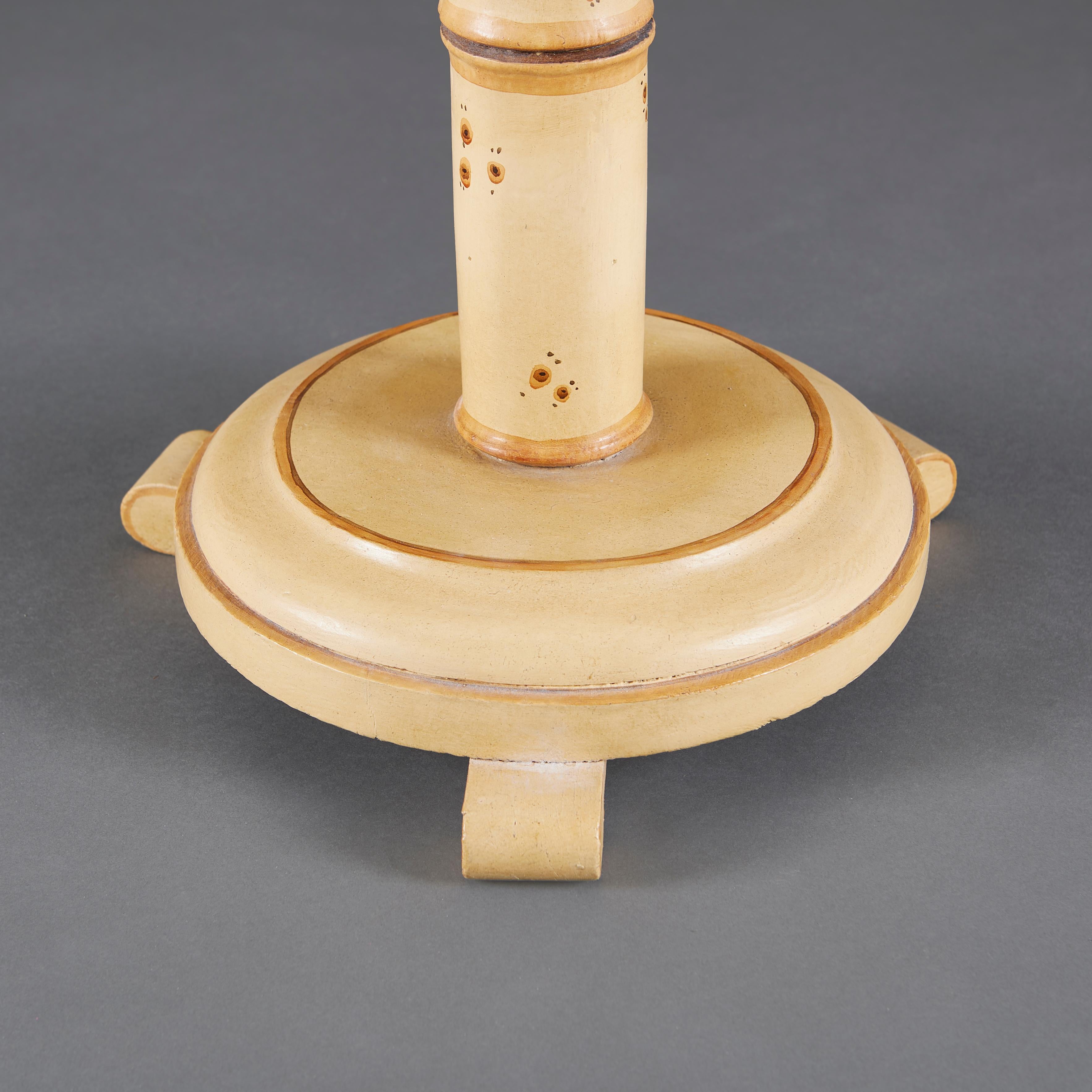 Lampe standard peinte en faux bambou des années 1920 Bon état - En vente à London, GB