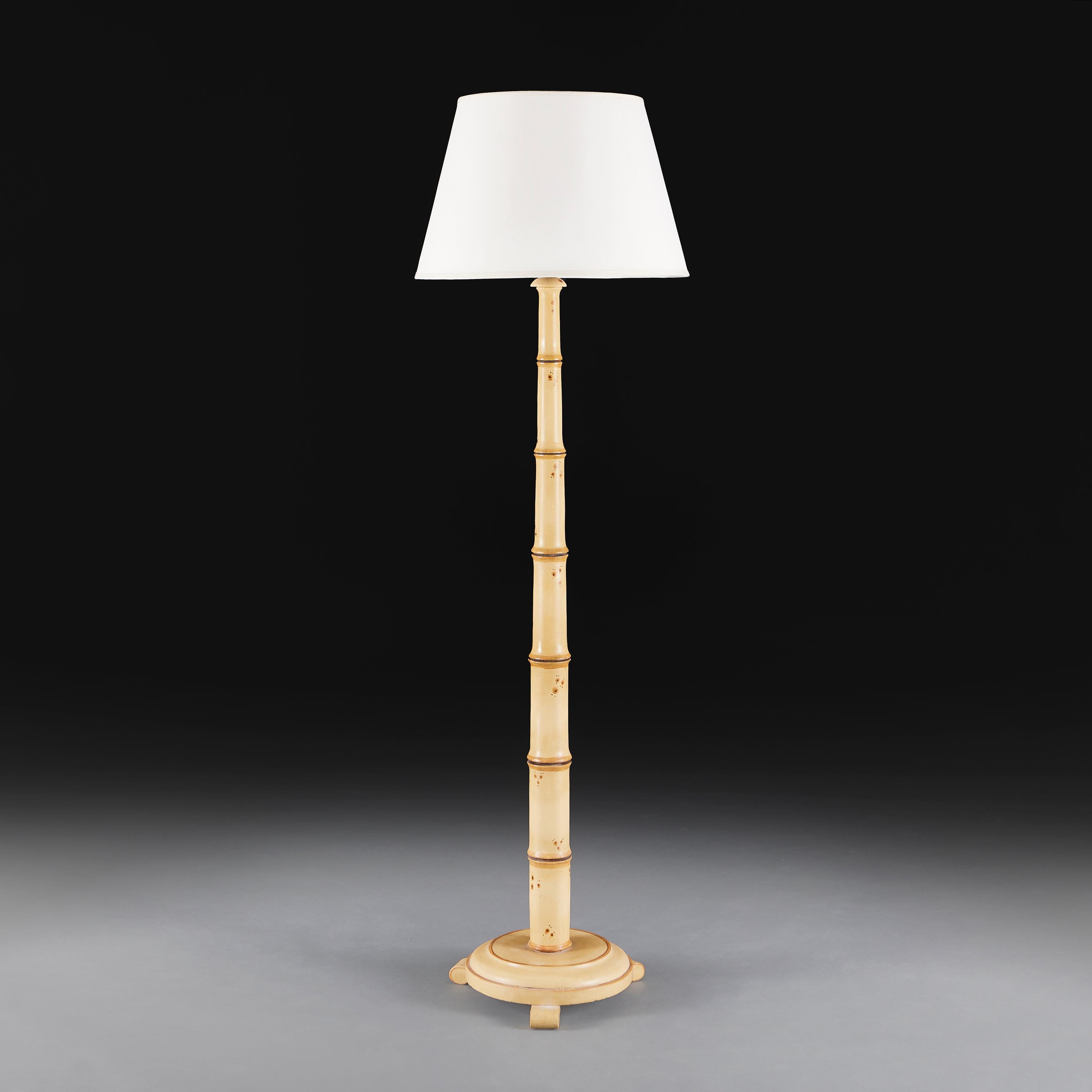 20ième siècle Lampe standard peinte en faux bambou des années 1920 en vente