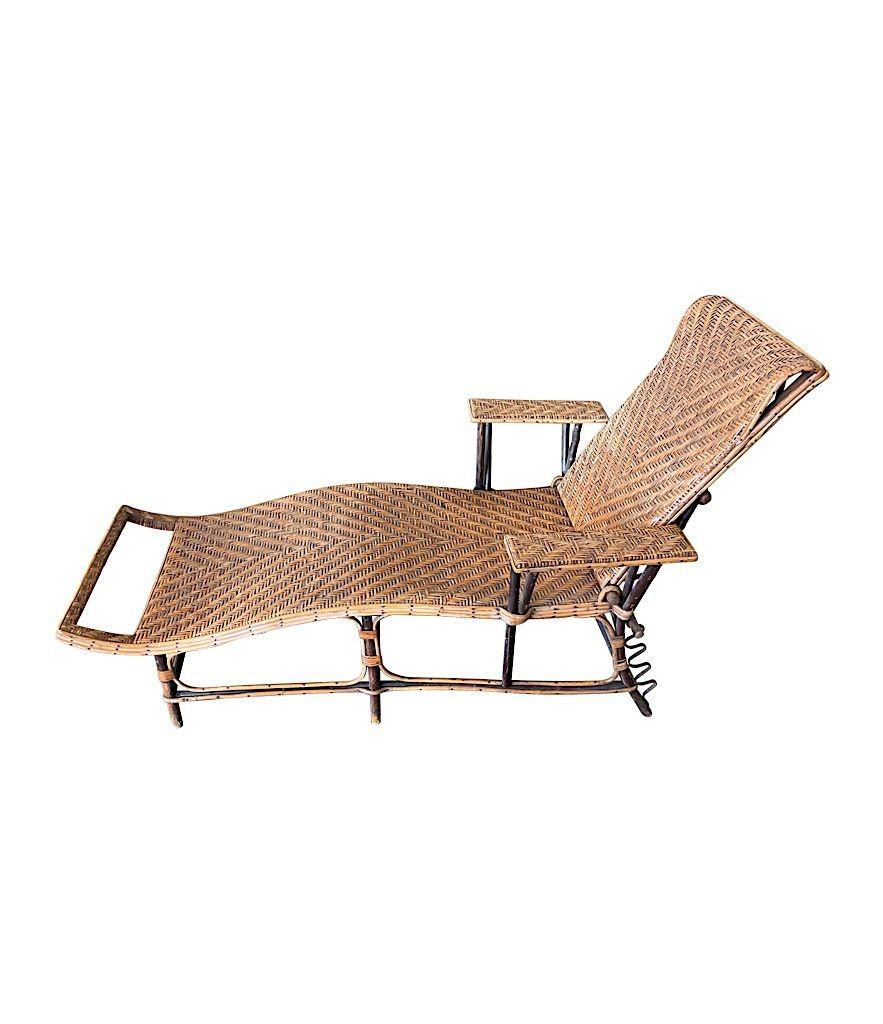Eine verstellbare Sonnenliege aus geflochtenem Rattan und Bambus aus den 1920er Jahren an der französischen Riviera, mit originalem Metallschild, das leider verblasst ist, aber man kann das Wort 
