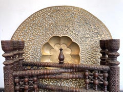 1920er Jahre marokkanischen geschnitzt hölzernen Klapptisch mit schönen gehämmerten Messingplatte