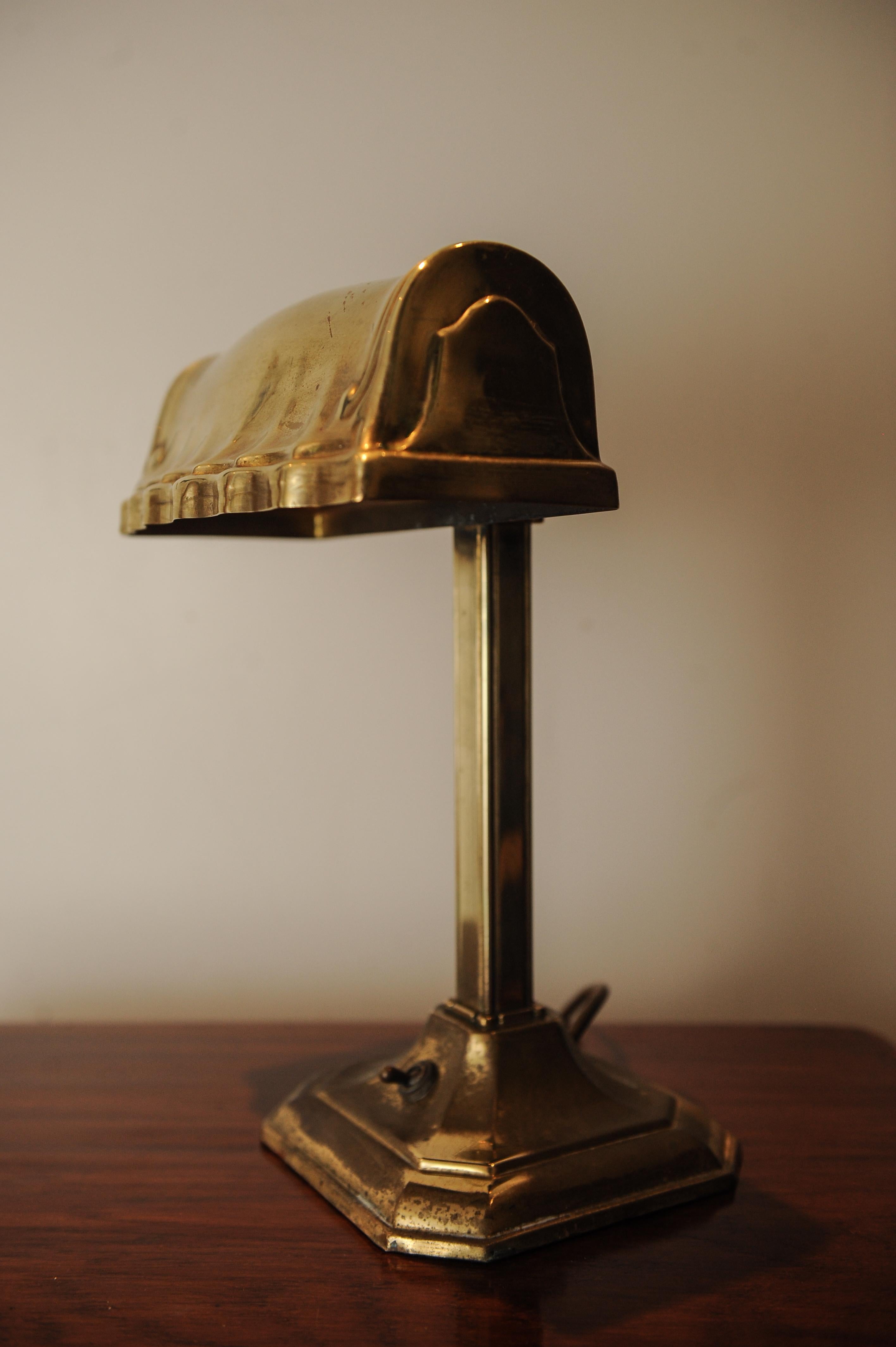 English 1920s Solid Brass Adjustable Bankers Desk Lamp Raised on a Terraced Base For Sale