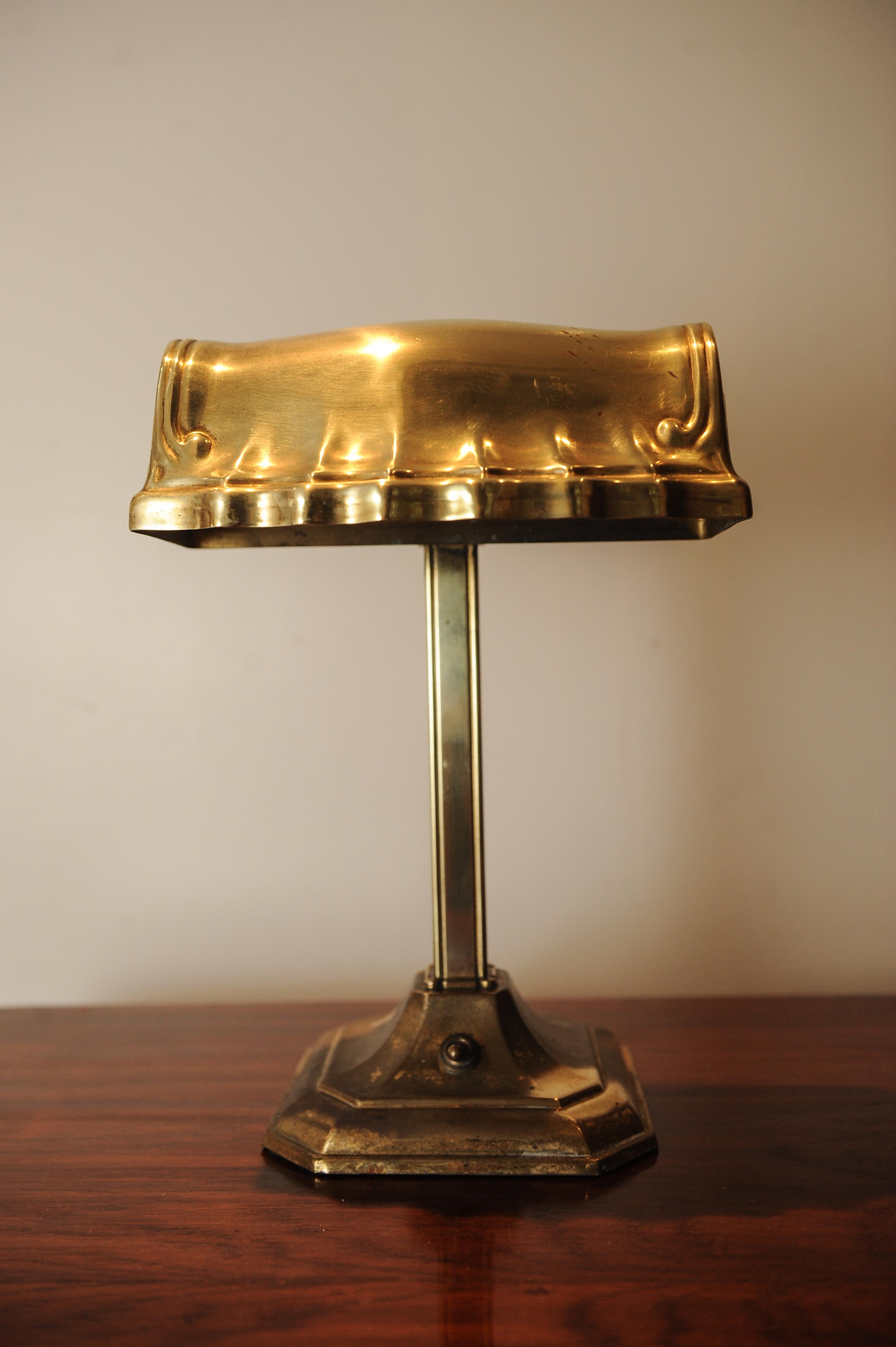 1920s Solid Brass Adjustable Bankers Desk Lamp Raised on a Terraced Base In Good Condition For Sale In High Wycombe, Buckinghamshire
