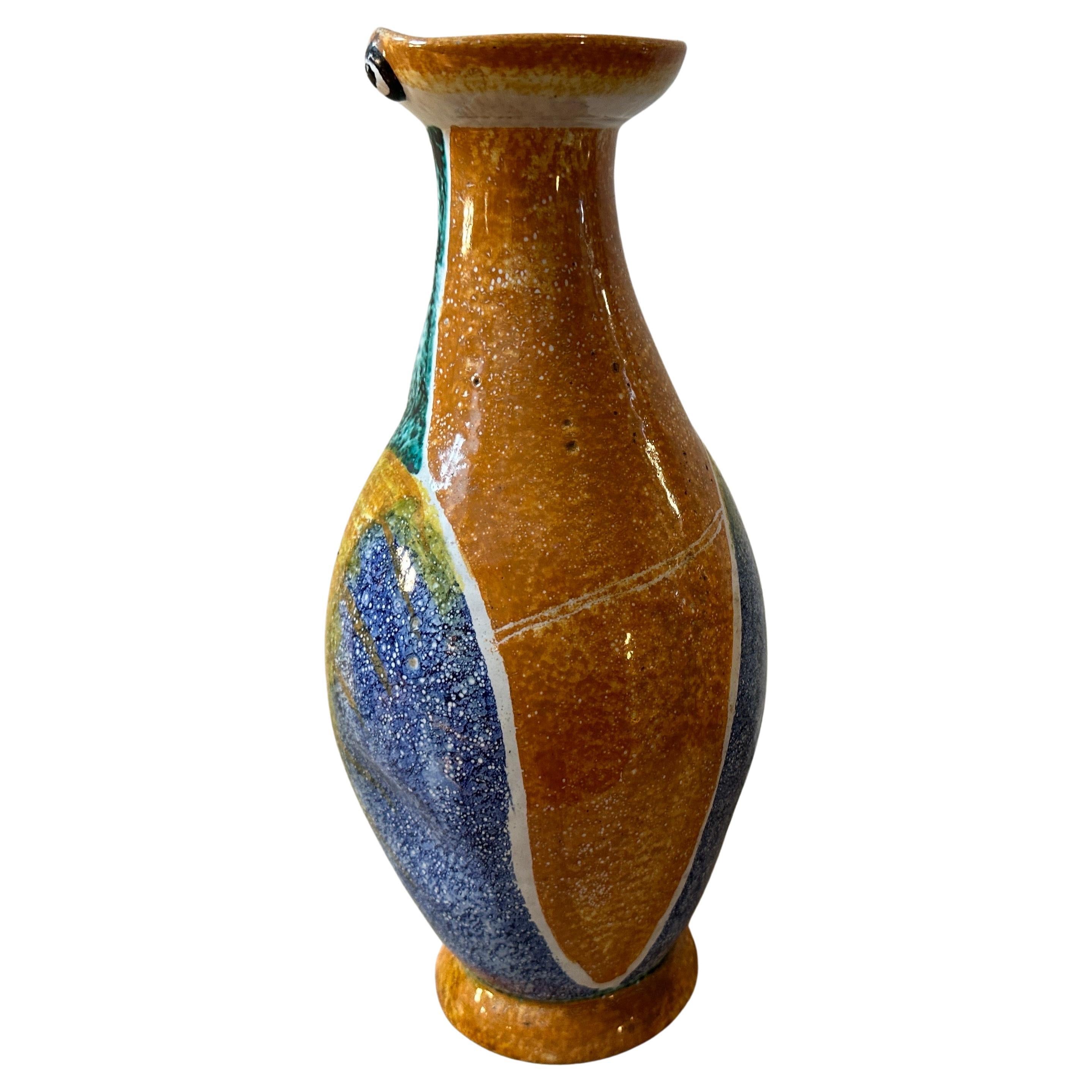 Diese Pinguinvase aus Keramik ist ein charmantes und unverwechselbares Stück, das den überschwänglichen Stil des Art Déco und die Handwerkskunst der Keramikkünstler von Albisola widerspiegelt. Die Vase ist aus Keramik gefertigt, einem vielseitigen