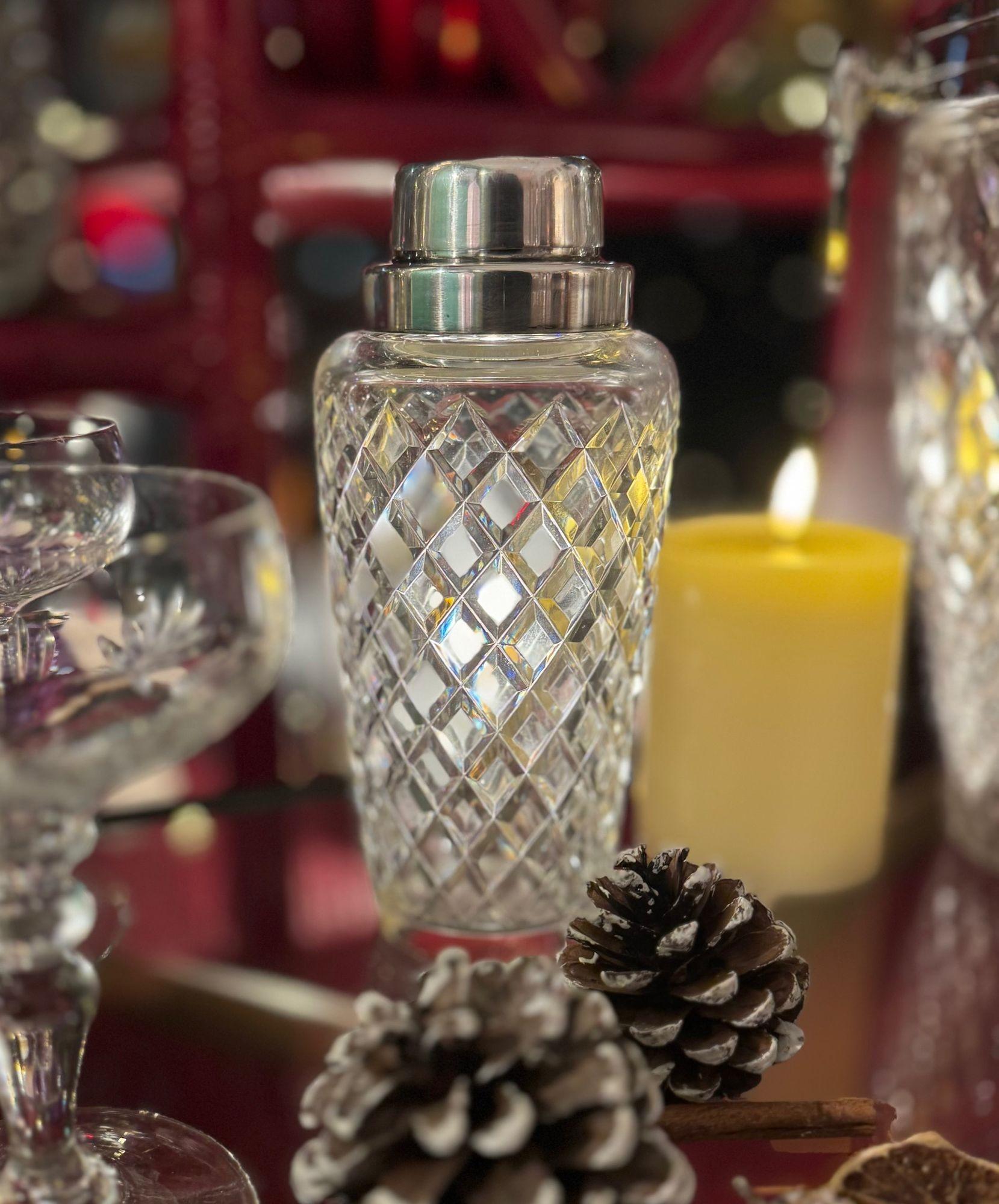 Shaker en cristal taillé et plaqué argent de WMF, datant des années 1930, avec couvercle et CAP plaqués argent, et tamis à glace interne amovible plaqué argent.  
WMF était l'un des principaux exportateurs mondiaux d'articles ménagers en métal à la