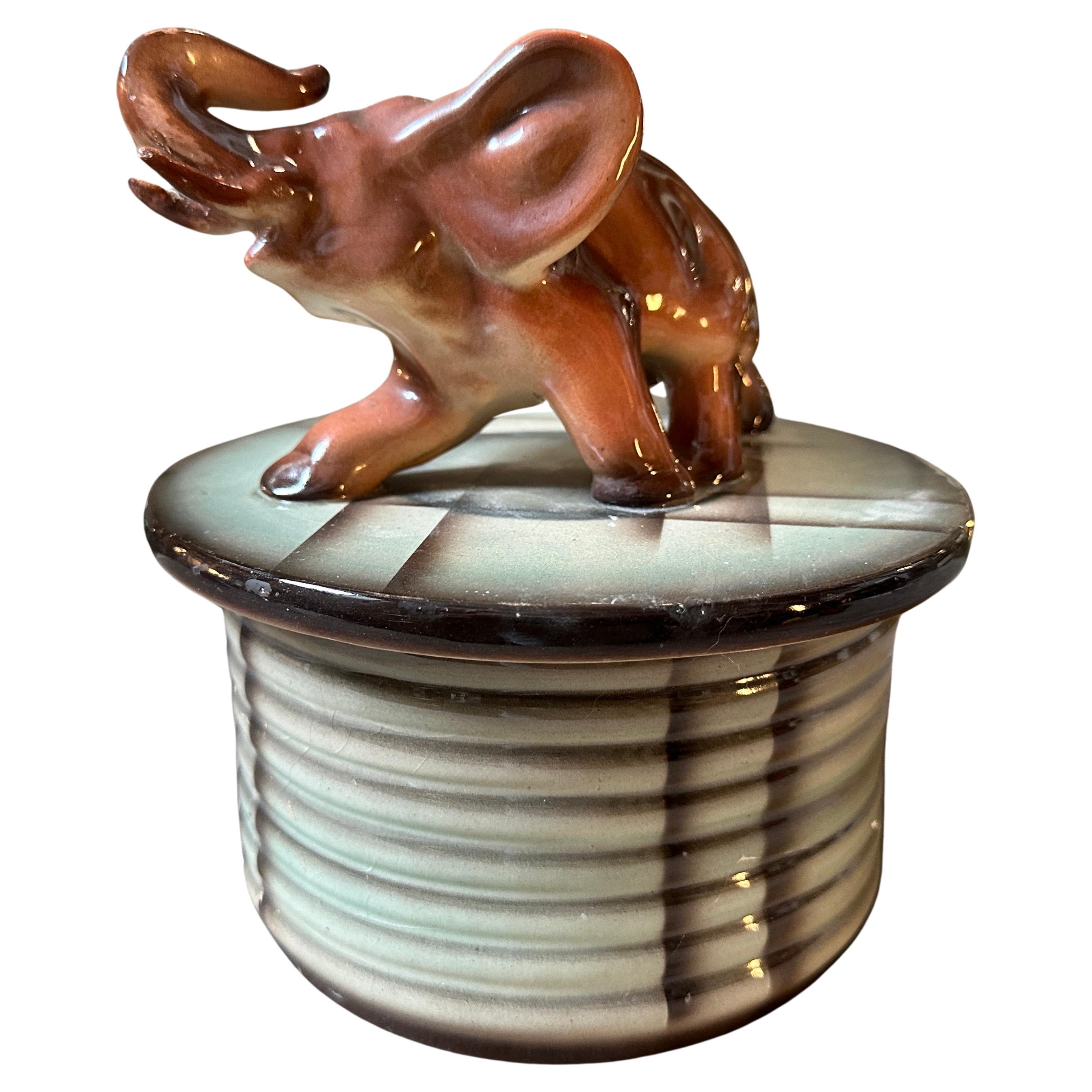 Die Art Deco Futurist Italian Movement Keramikbox aus den 1930er Jahren ist ein wunderschön gestaltetes, dekoratives und funktionales Objekt. Seine Mischung aus geometrischem Design, symbolischer Figur und hochwertigen MATERIALEN verdeutlicht den