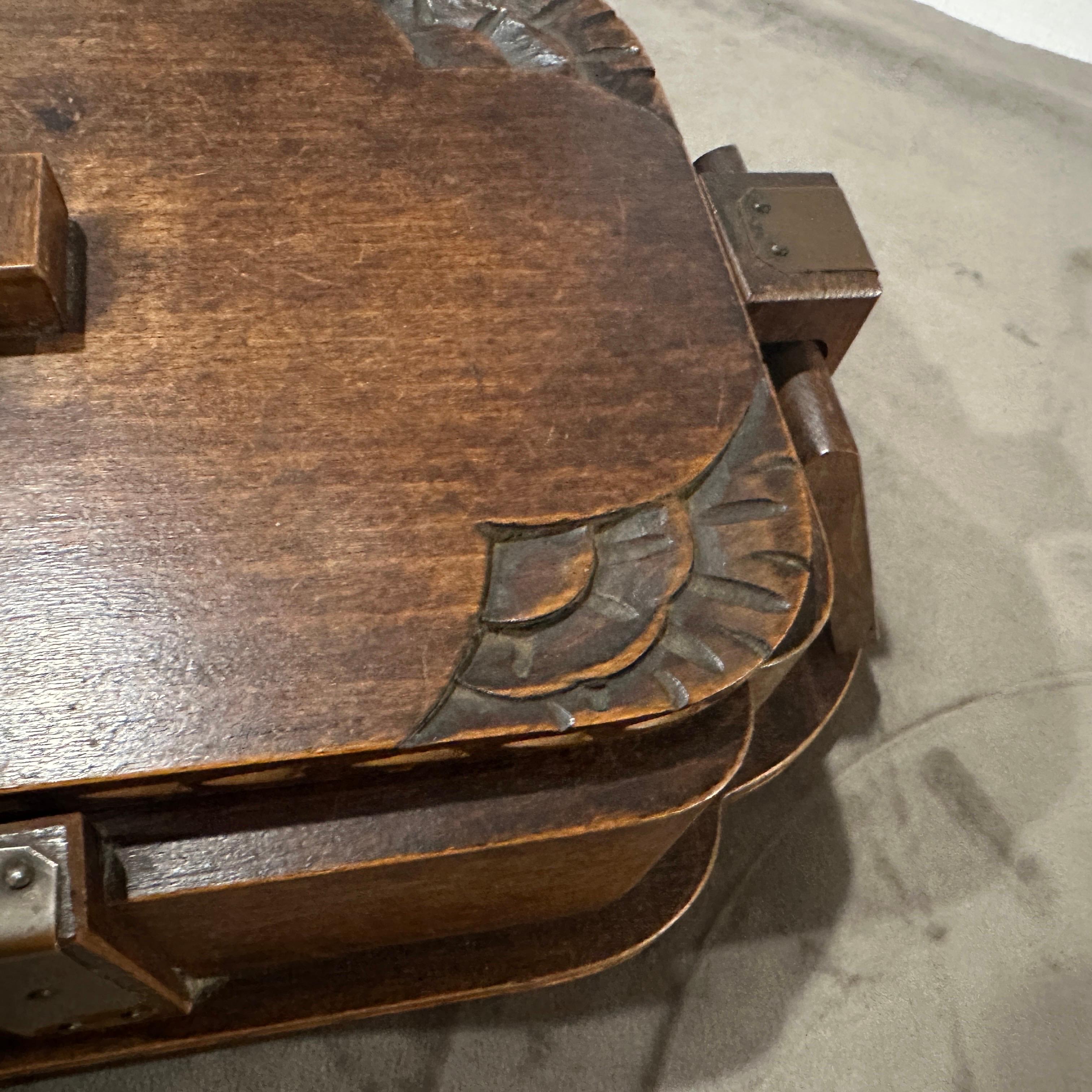 Caja francesa Art Decó de roble tallada a mano de los años 30 en venta 8