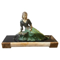 Statua francese in spelter e marmo in stile Art Déco degli anni ’30 raffigurante una donna e un fagiano