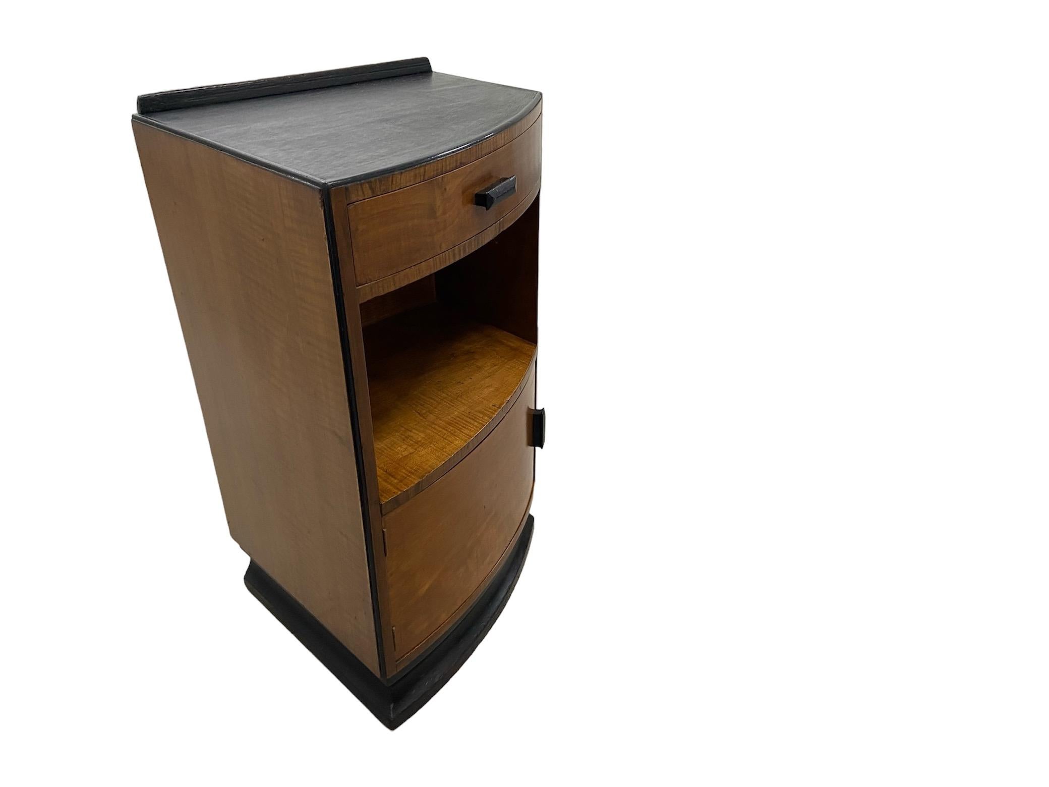A 1930's Art Deco asymmetrical walnut bedside cabinet.
Unusually shaped to fit a specific room.
Walnut and black painted wood.
Provenance Claridge's, London.
Bought at a Bearnes Claridge's and Savoy disposal sale, quite a few years ago.
as found.