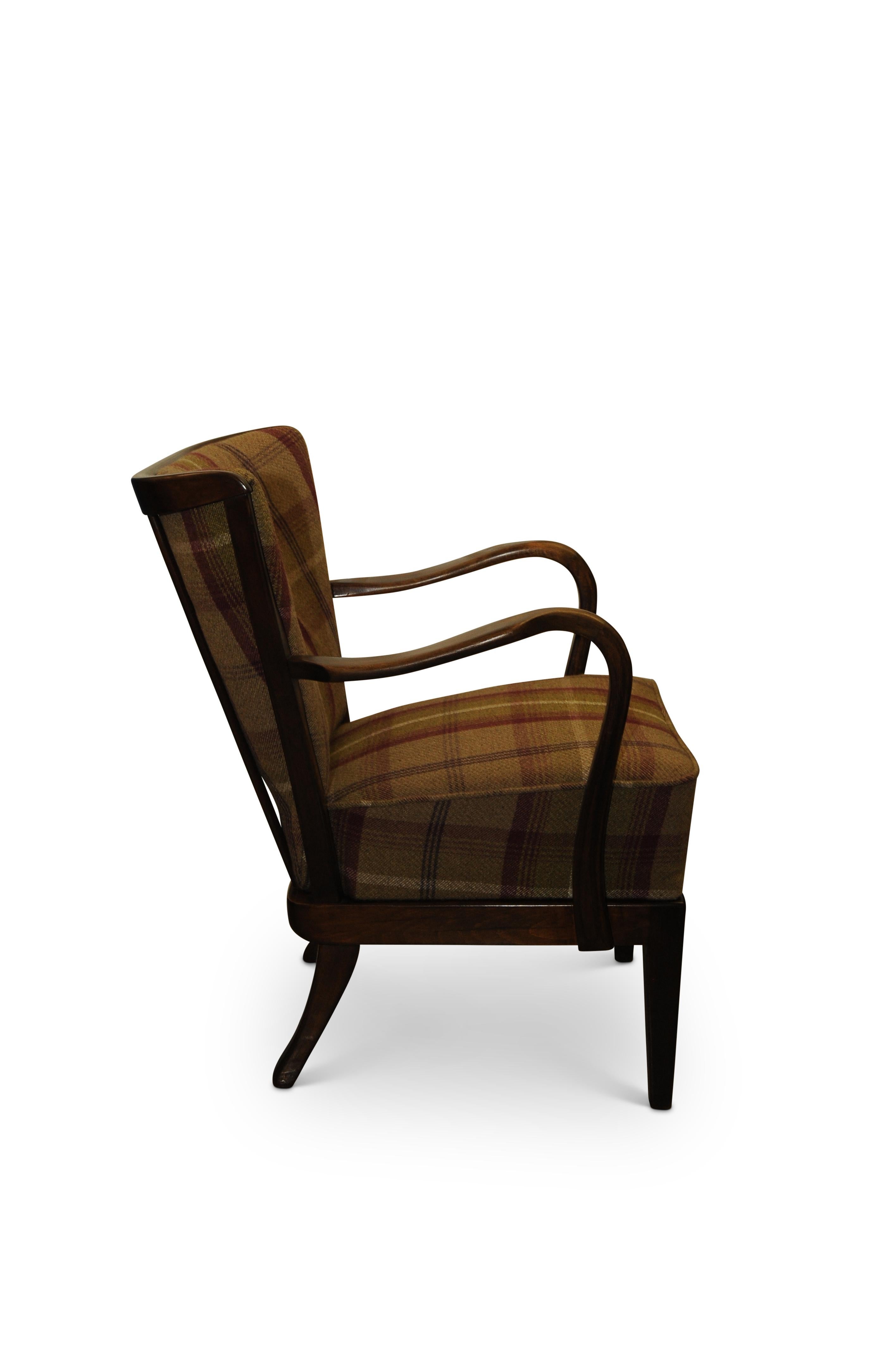A DUX Scandinavian midcentury Art Deco bentwood armchair with patterned upholstery.

Elegant and timeless designed bentwood Art Deco armchair by renowned Scandinavian Manufacturers DUX.