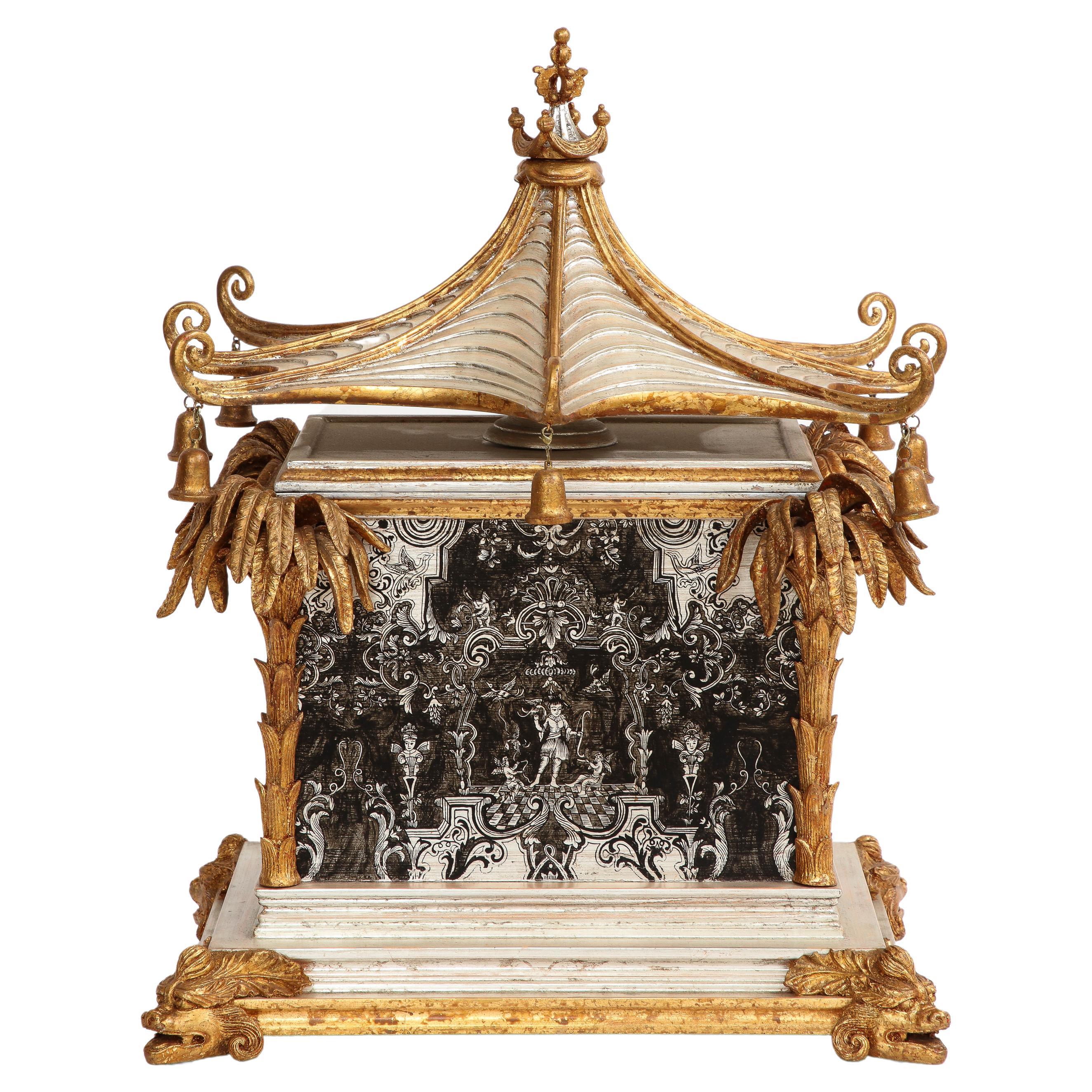 Caja francesa de 1930 en forma de pagoda de madera lacada en dorado Chinoiserie pintada en platino