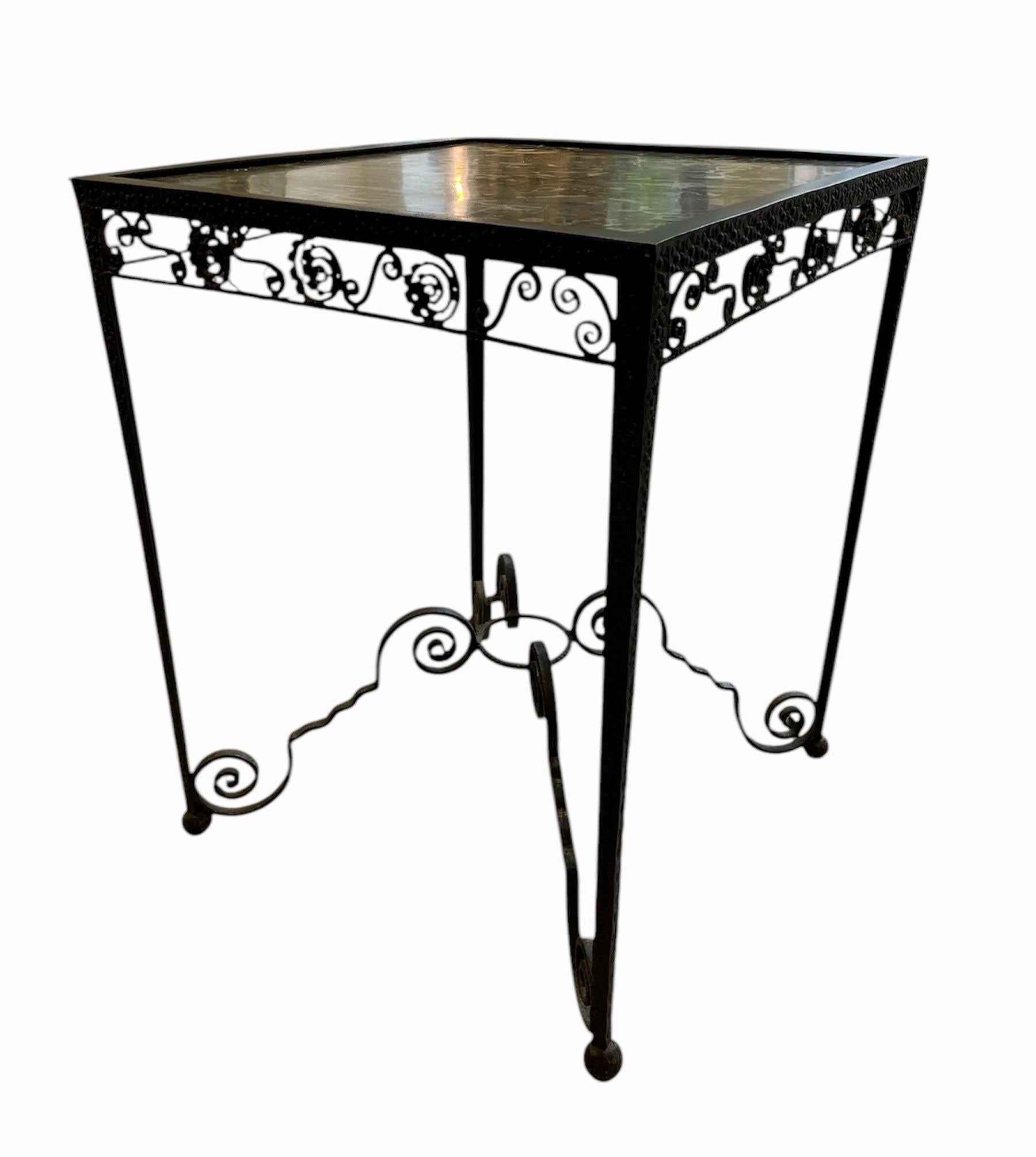 Art déco Les années 1930,  Français,  le fer forgé,  table d'appoint en marbre en vente