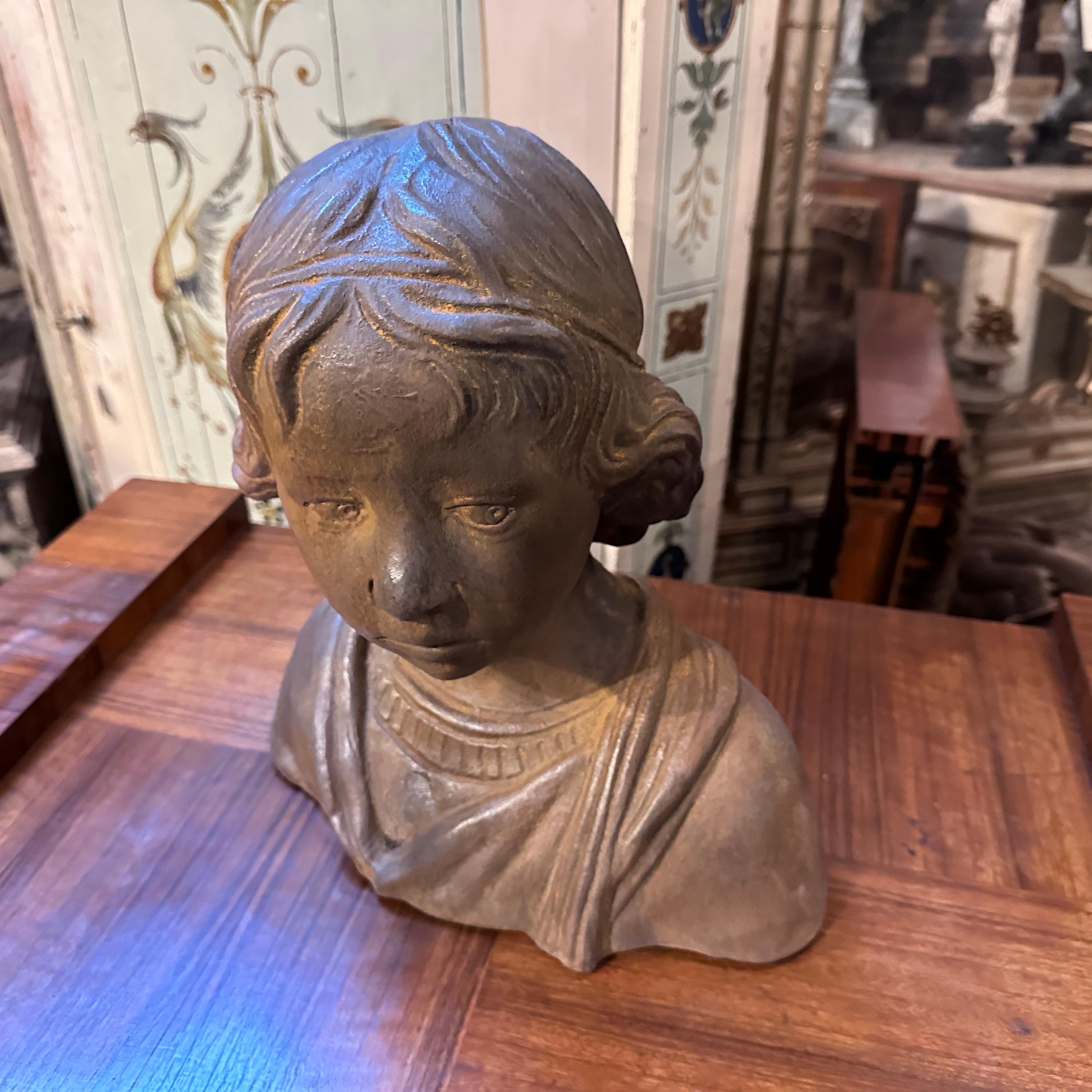 Fait main Buste de jeune fille en terre cuite sicilienne des années 1930, fait à la main en vente