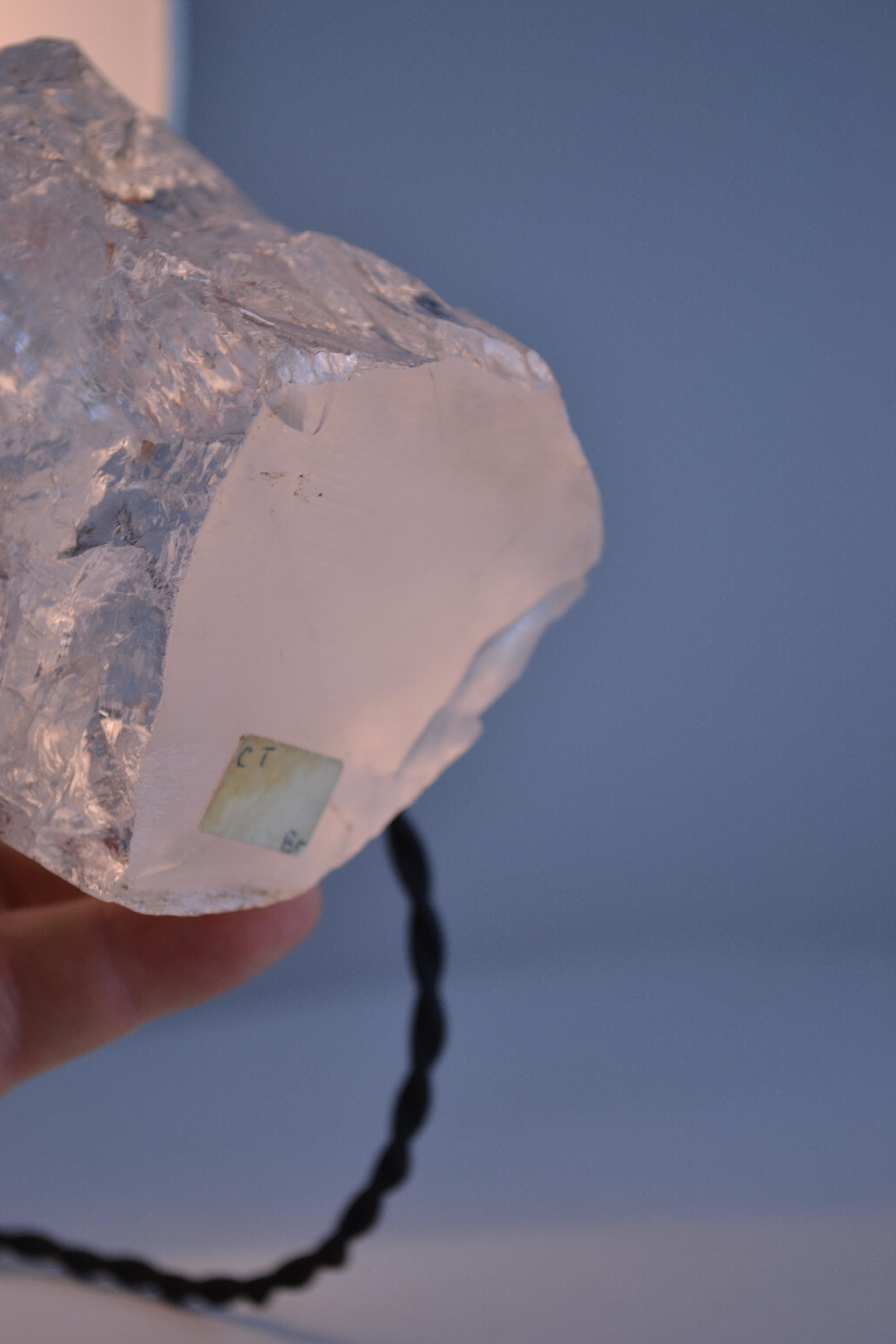 A 1930s lamp composed of a block of rock crystal - France 2