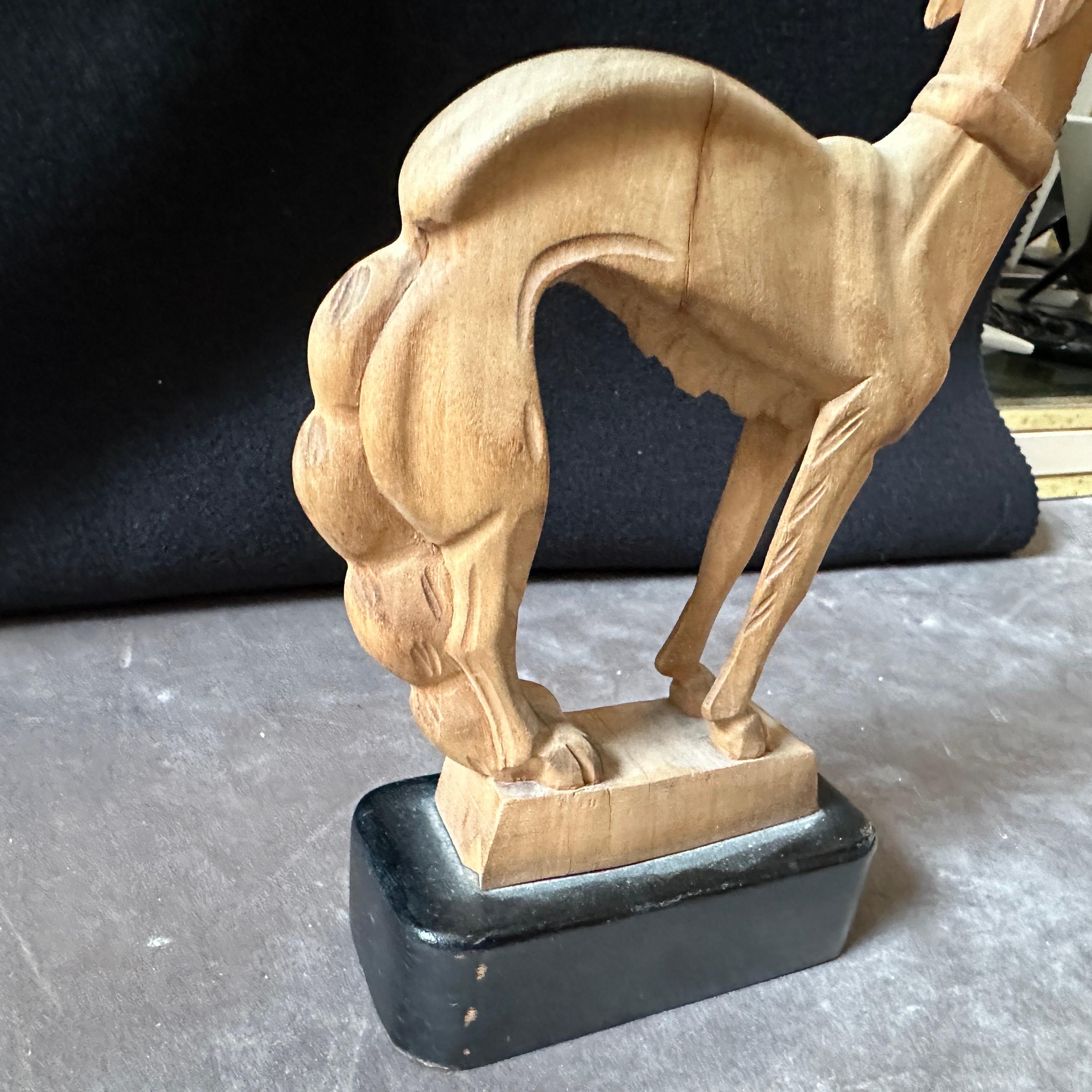 Sculpté à la main Une élégante figure Art déco des années 1930 sculptée à la main d'un lévrier en vente