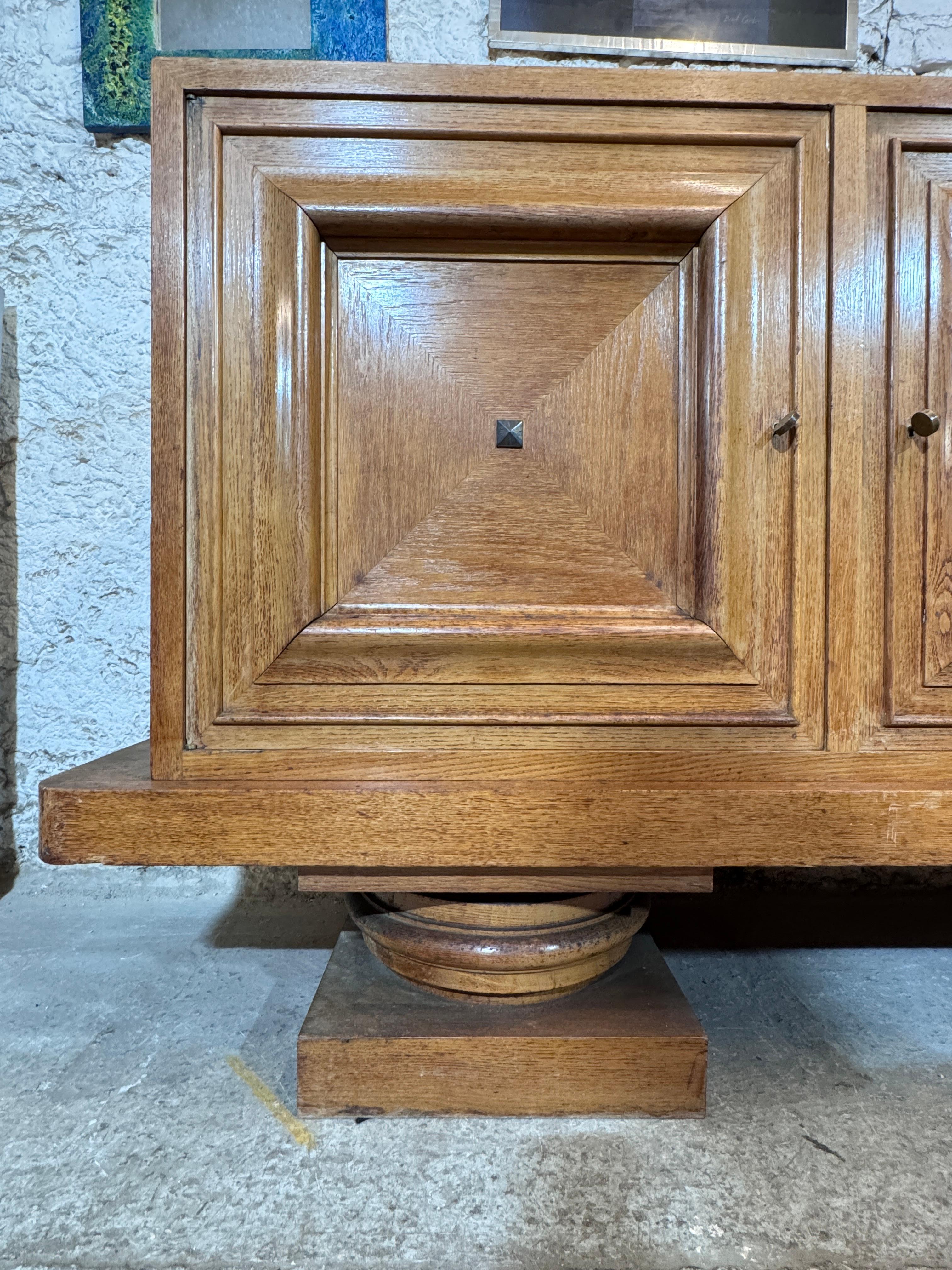 A 1940 solid oak sideboard (Französisch) im Angebot