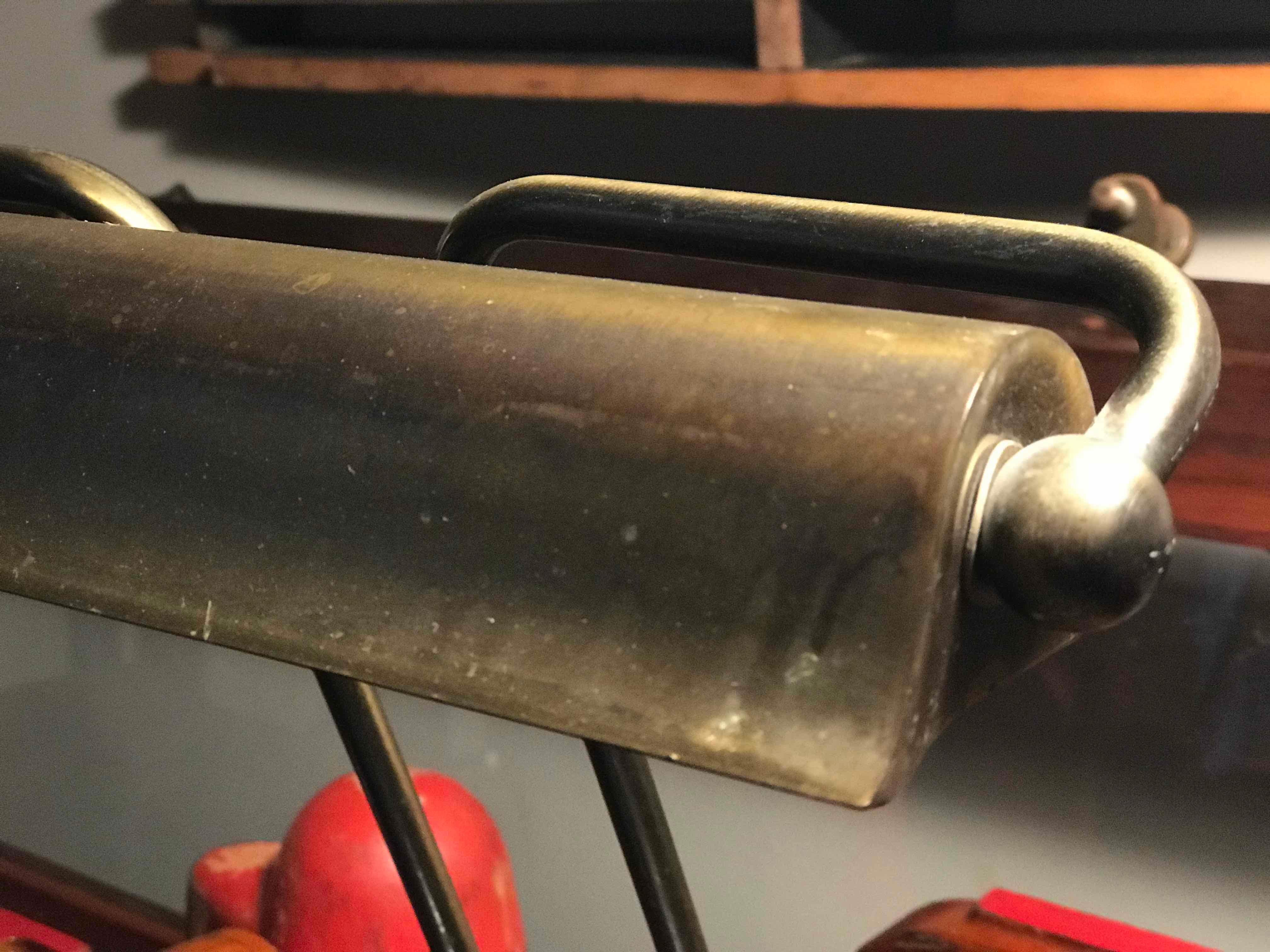 Adjusting desk lamp with modern lines and decorative base in aged brass. Originating from England c. 1940. 