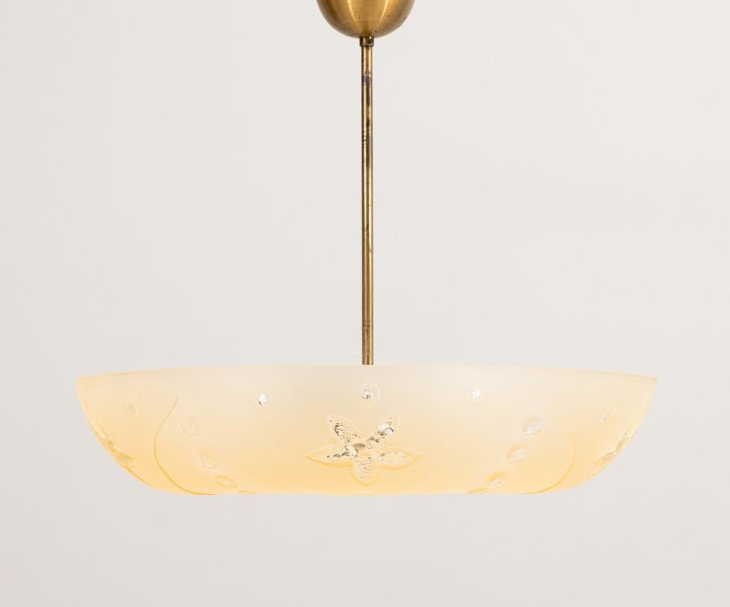 A 1940s Frosted Glass Pendant with Flower Motif In Good Condition For Sale In New York, NY