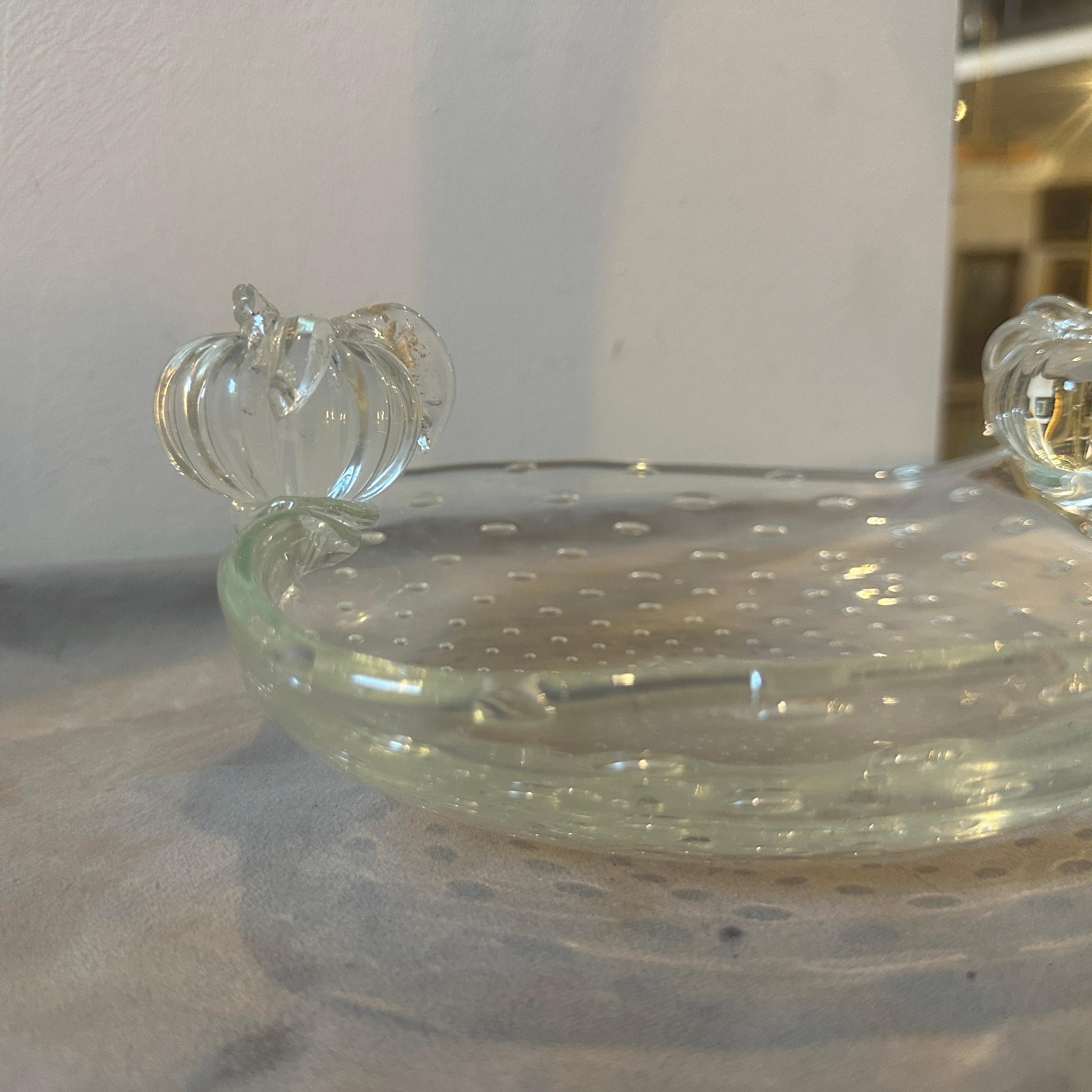 Coupe bullicante en verre de Murano fabriquée à Venise dans les années 50 par Barovier, la coupe ovale est ornée de deux fruits sur les côtés. Cette coupe est un bel exemple de l'artisanat exquis qui a fait la réputation de la famille Barovier et de