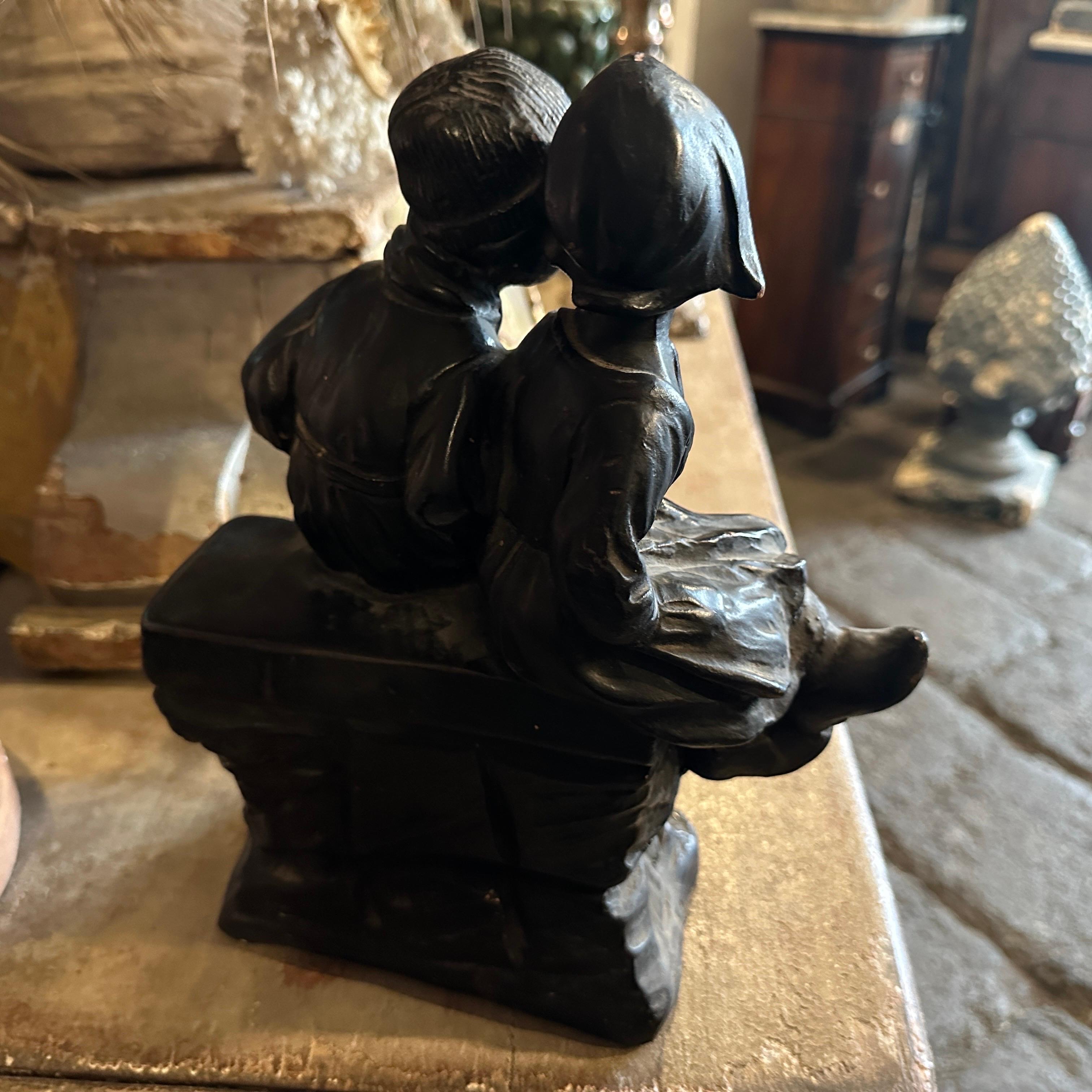Terre cuite peinte en noir des années 1950. Figure hollandaise de deux enfants en vente 4