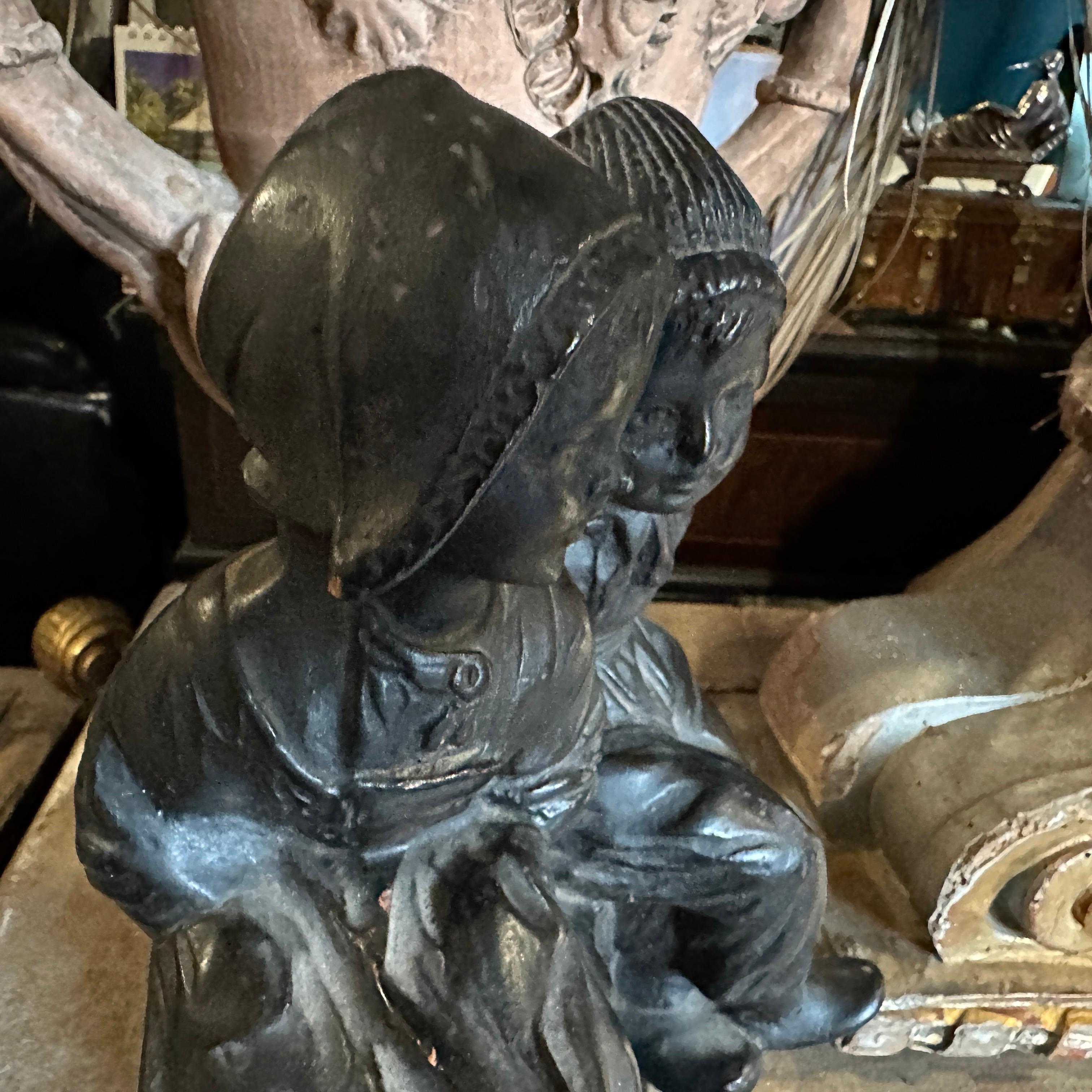Néerlandais Terre cuite peinte en noir des années 1950. Figure hollandaise de deux enfants en vente