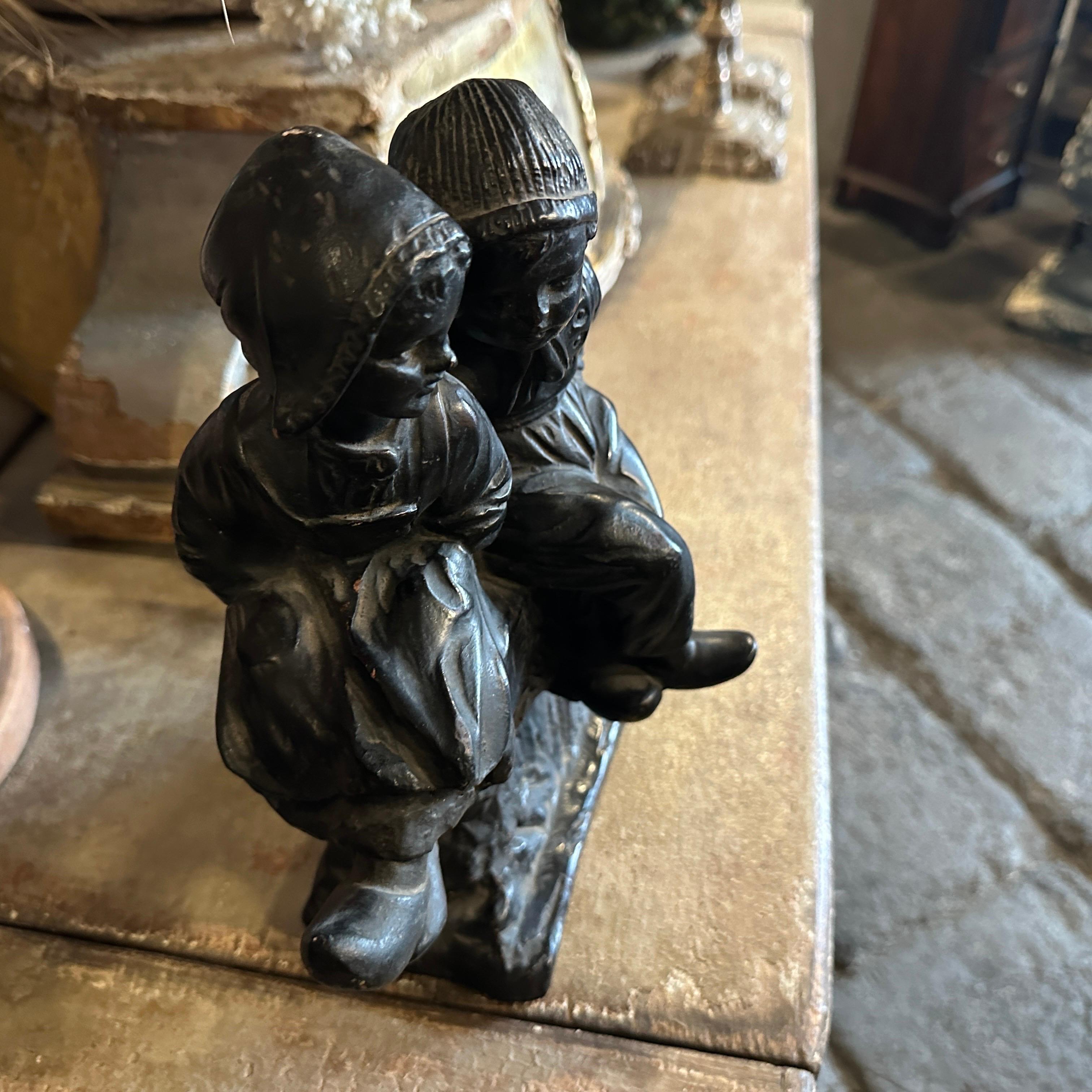Terre cuite peinte en noir des années 1950. Figure hollandaise de deux enfants en vente 1
