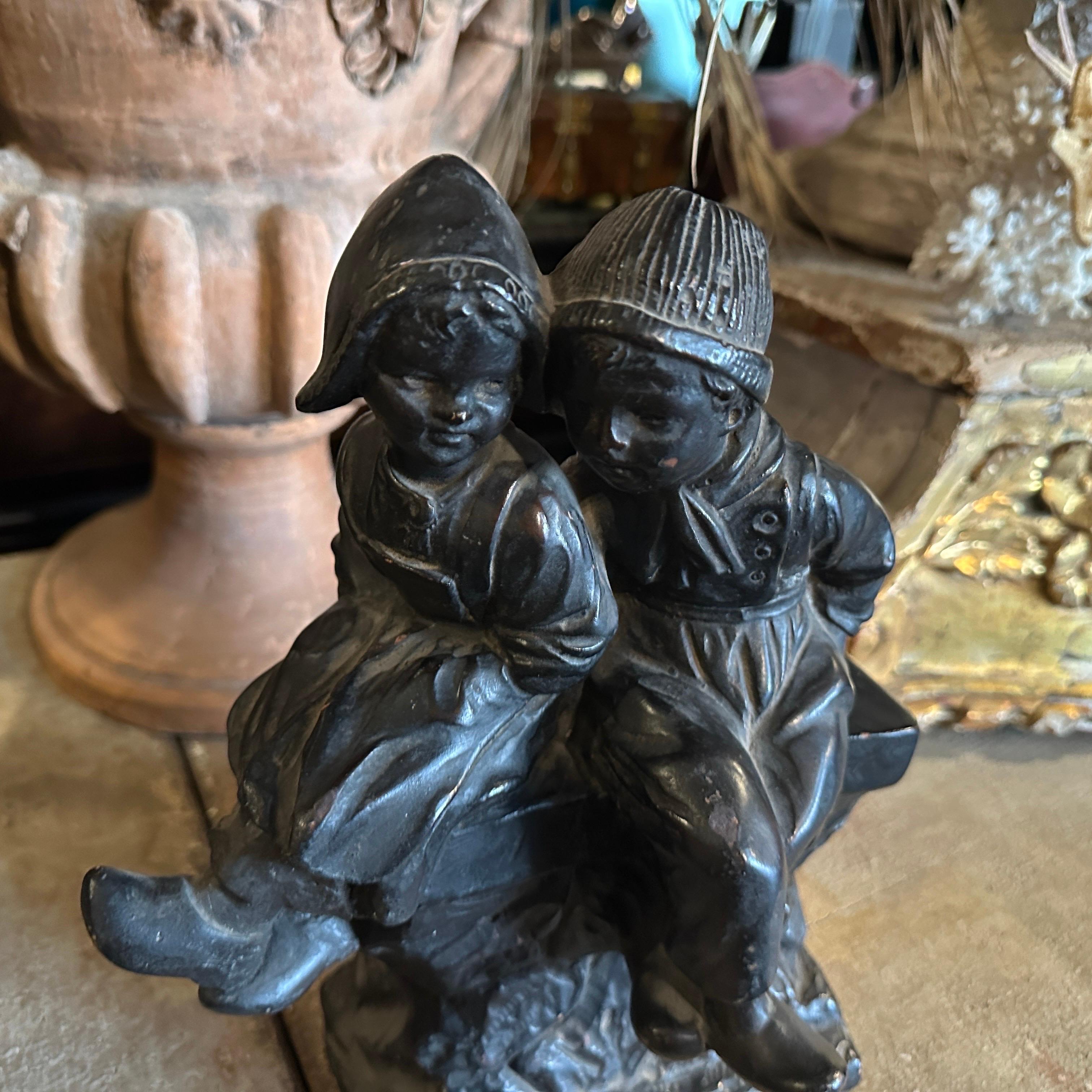 Terre cuite peinte en noir des années 1950. Figure hollandaise de deux enfants en vente 2