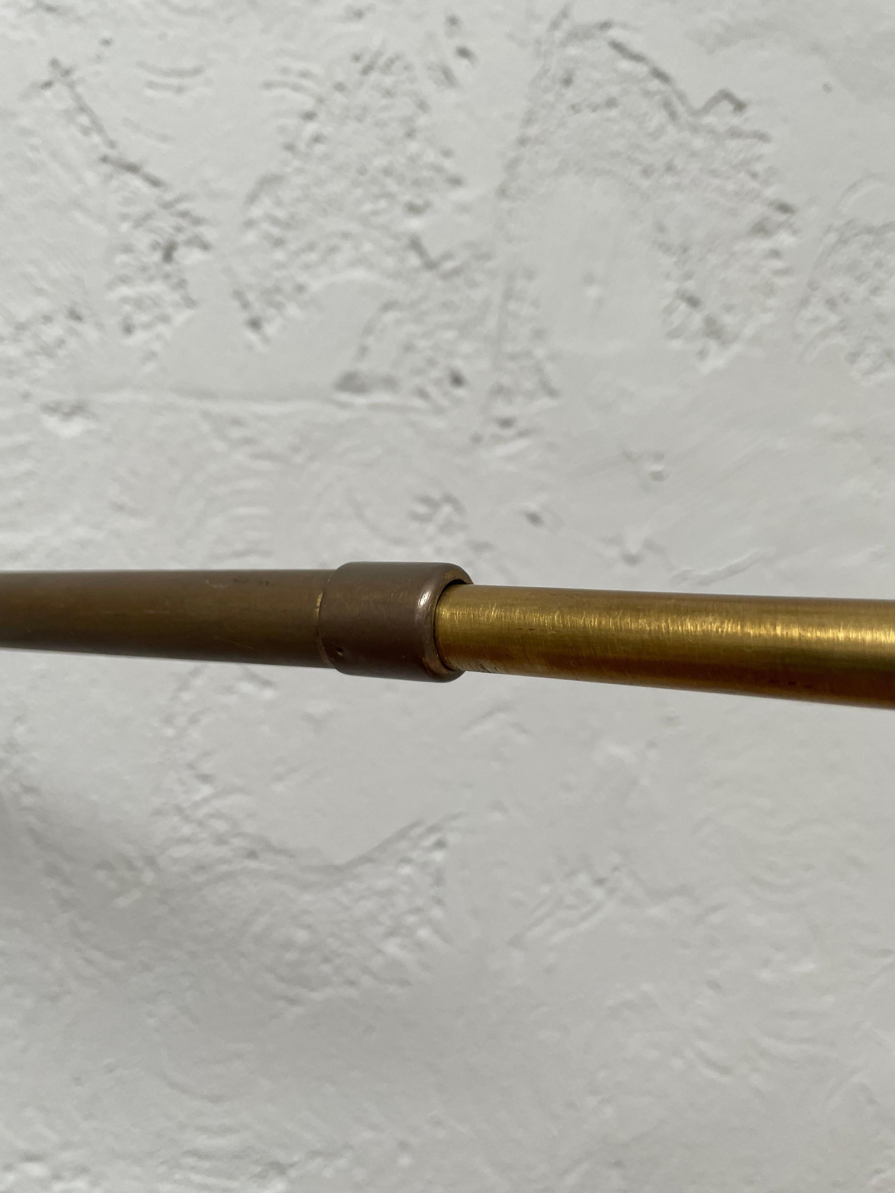 Lámpara de pared telescópica danesa de latón y baquelita de los años 50 en venta 2