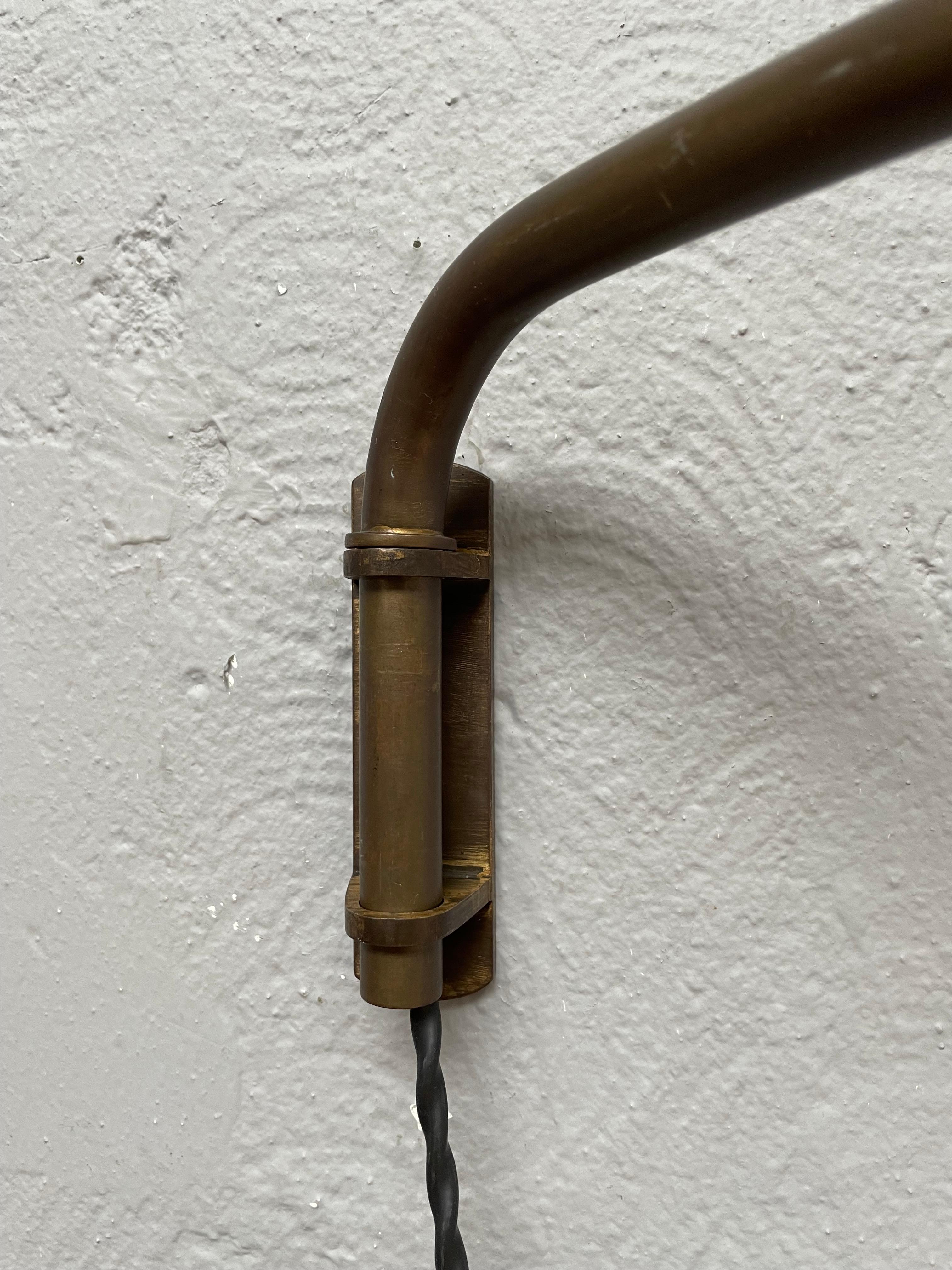 Lámpara de pared telescópica danesa de latón y baquelita de los años 50 en venta 3