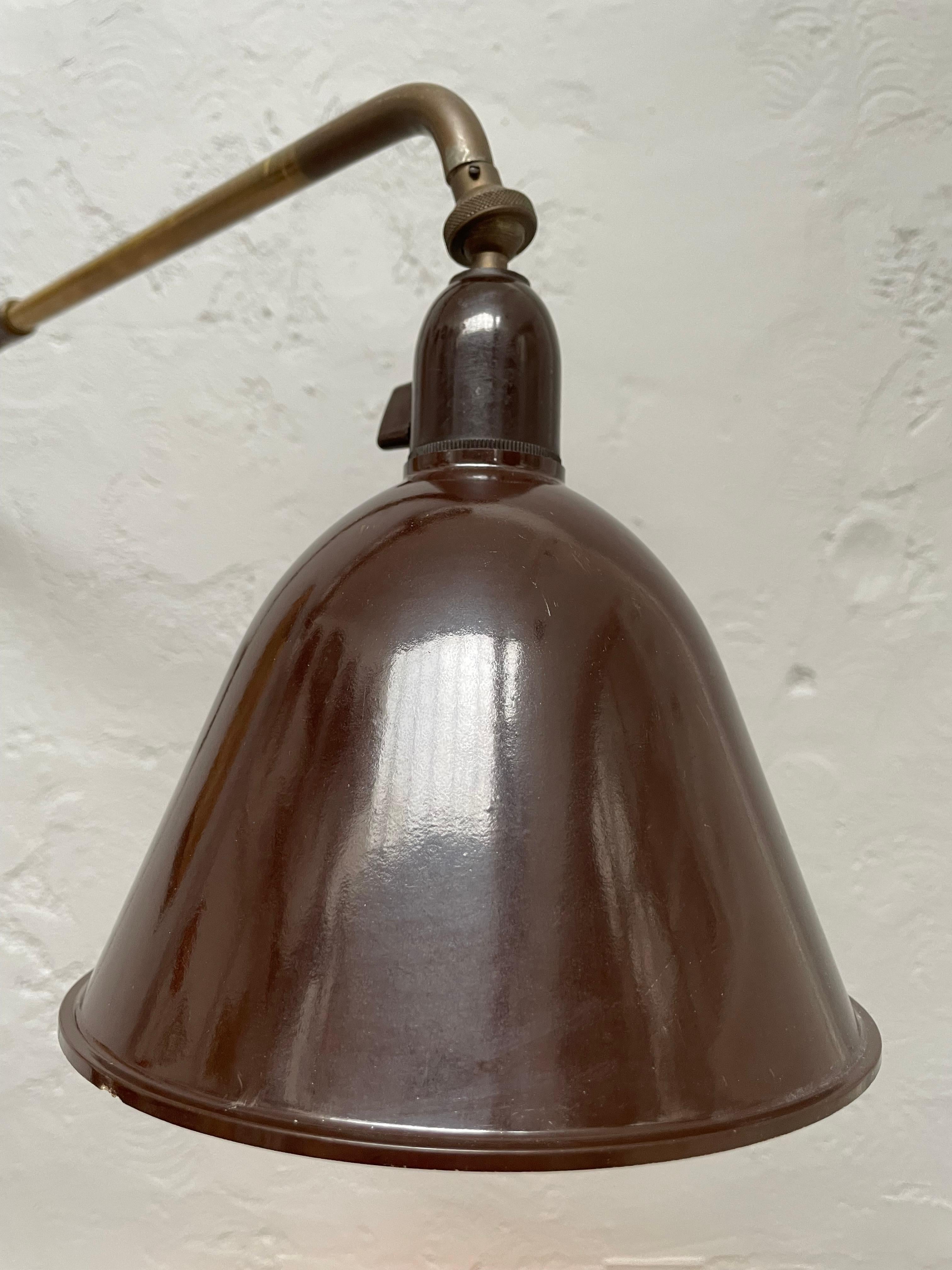 Lámpara de pared telescópica danesa de latón y baquelita de los años 50 en venta 5