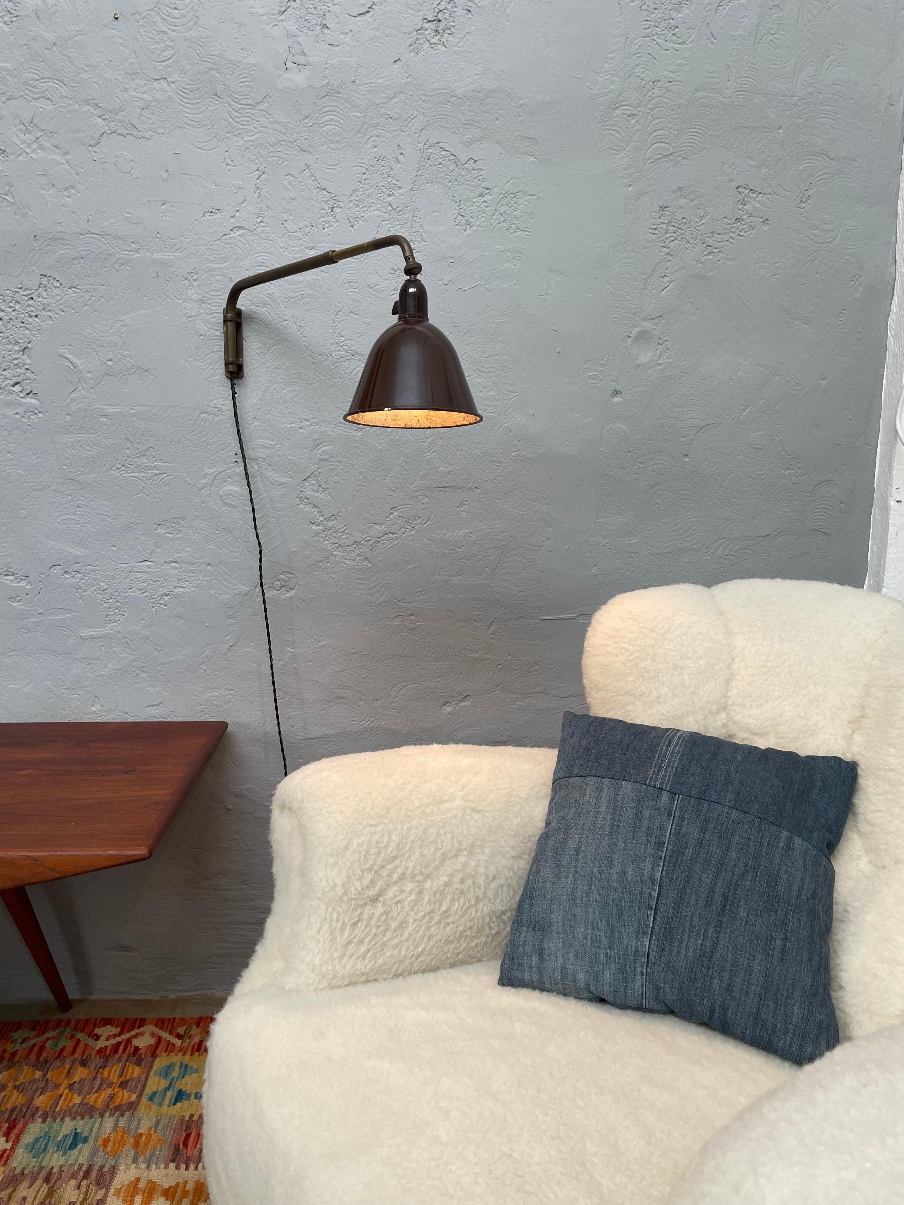 Lámpara de pared telescópica danesa de latón y baquelita de los años 50 Hecho a mano en venta