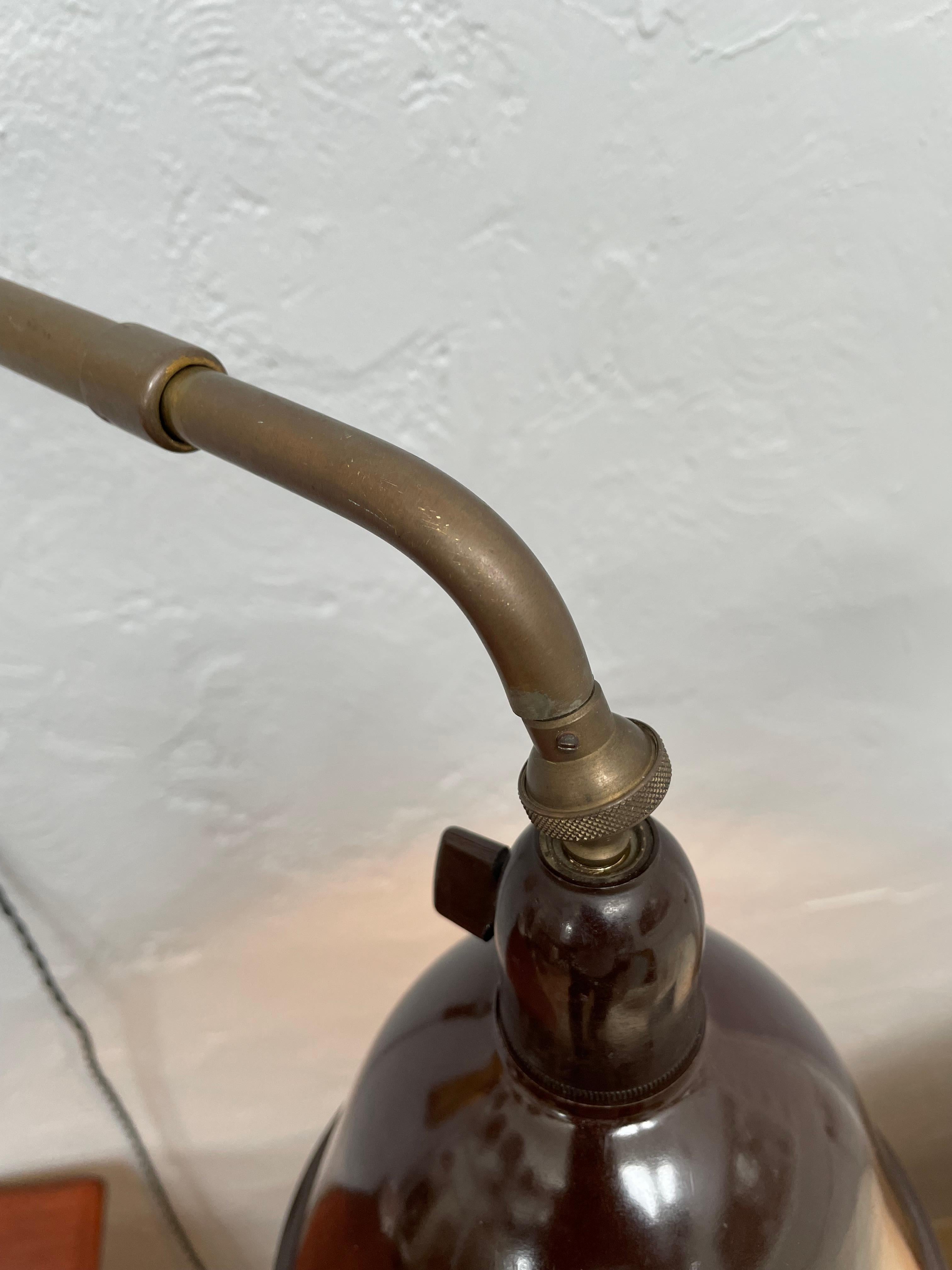 Lámpara de pared telescópica danesa de latón y baquelita de los años 50 Latón en venta