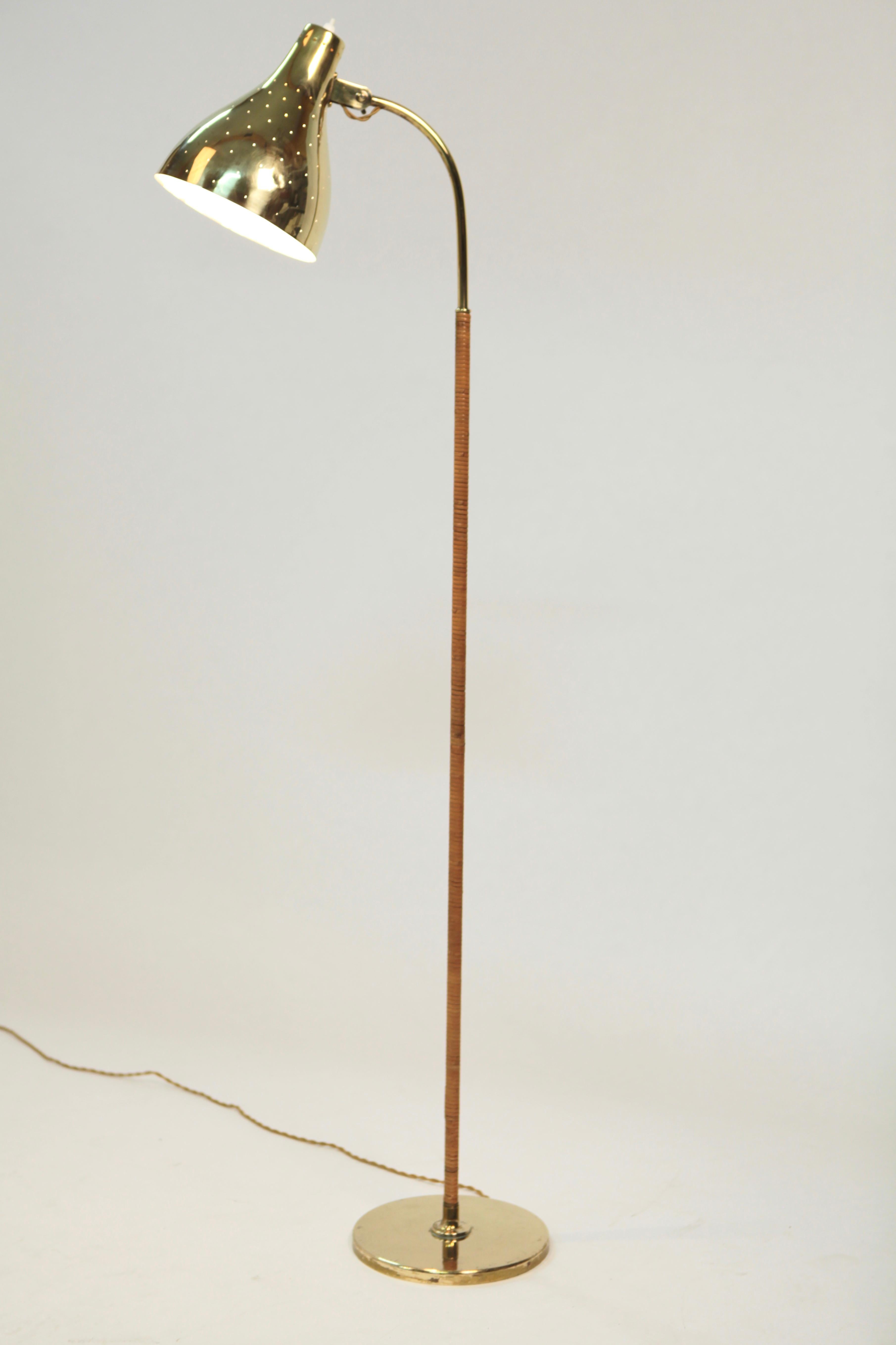 Mid-20th Century 1950s Floor Lamp in Rattan and Brass, Model 'EN 25' for Itsu, Finland