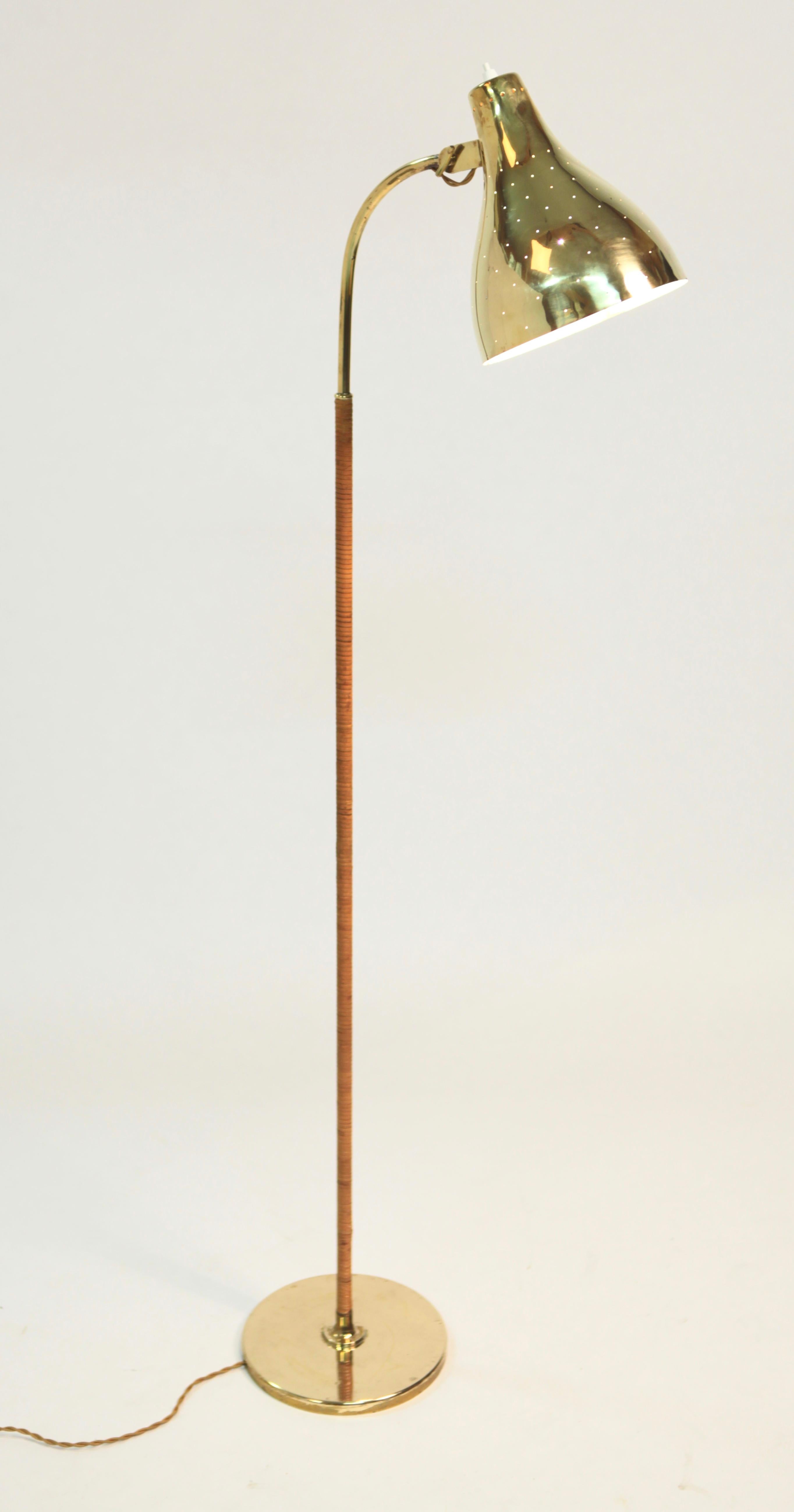 1950s Floor Lamp in Rattan and Brass, Model 'EN 25' for Itsu, Finland For  Sale at 1stDibs