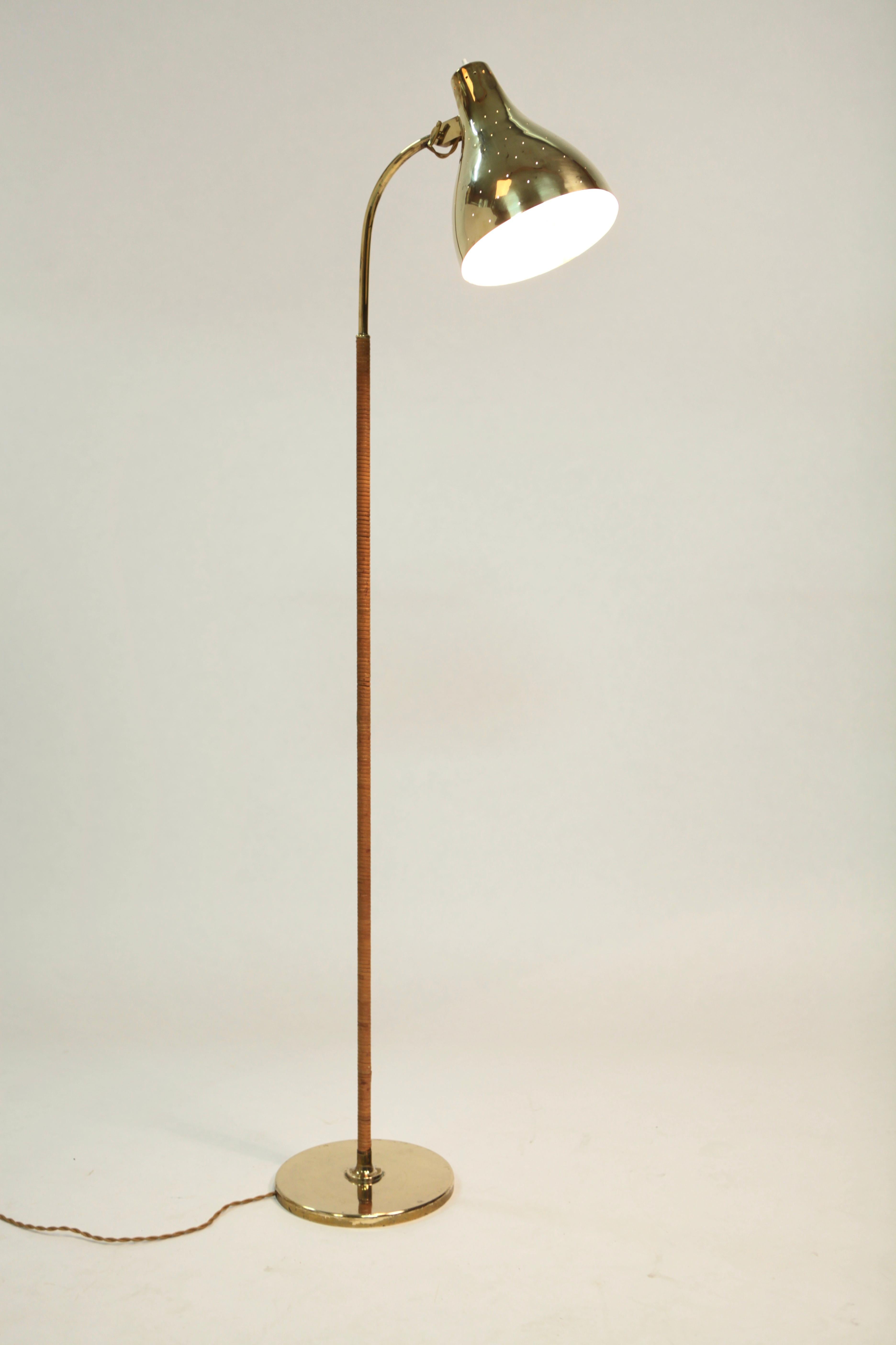 1950s Floor Lamp in Rattan and Brass, Model 'EN 25' for Itsu, Finland 2