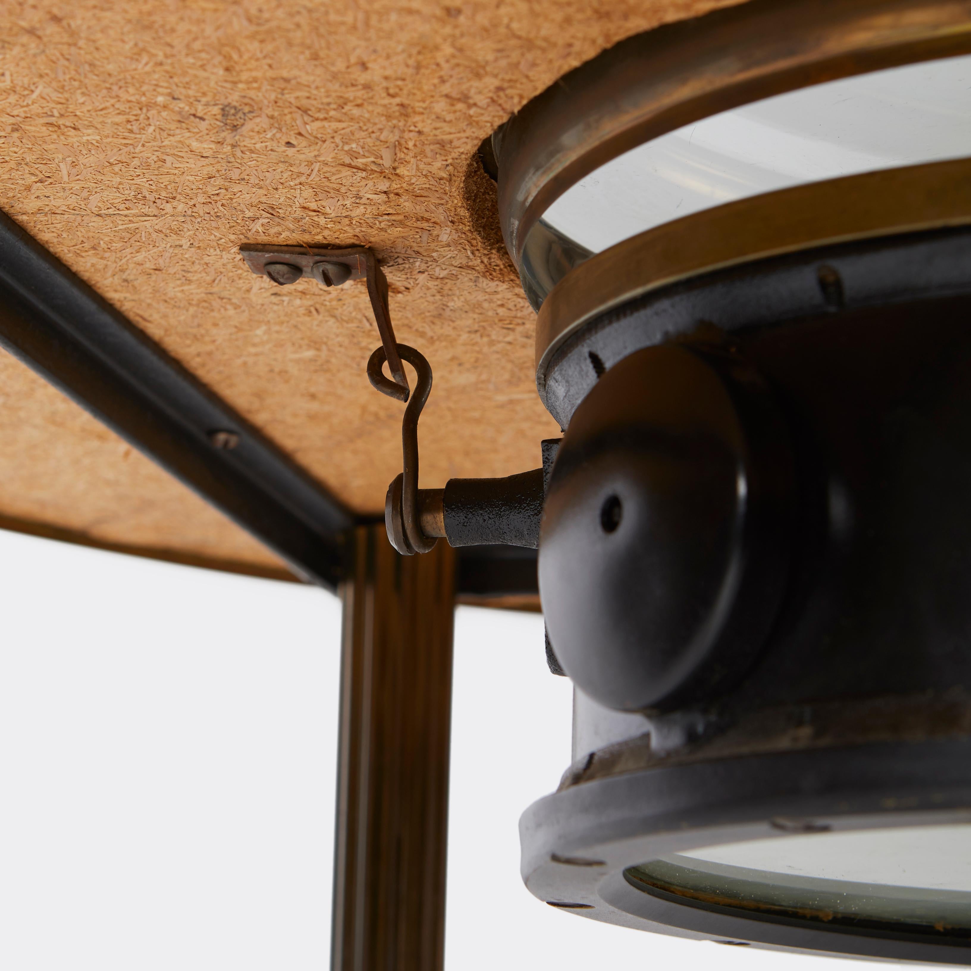 Laiton Table basse à carte française des années 1950 en vente
