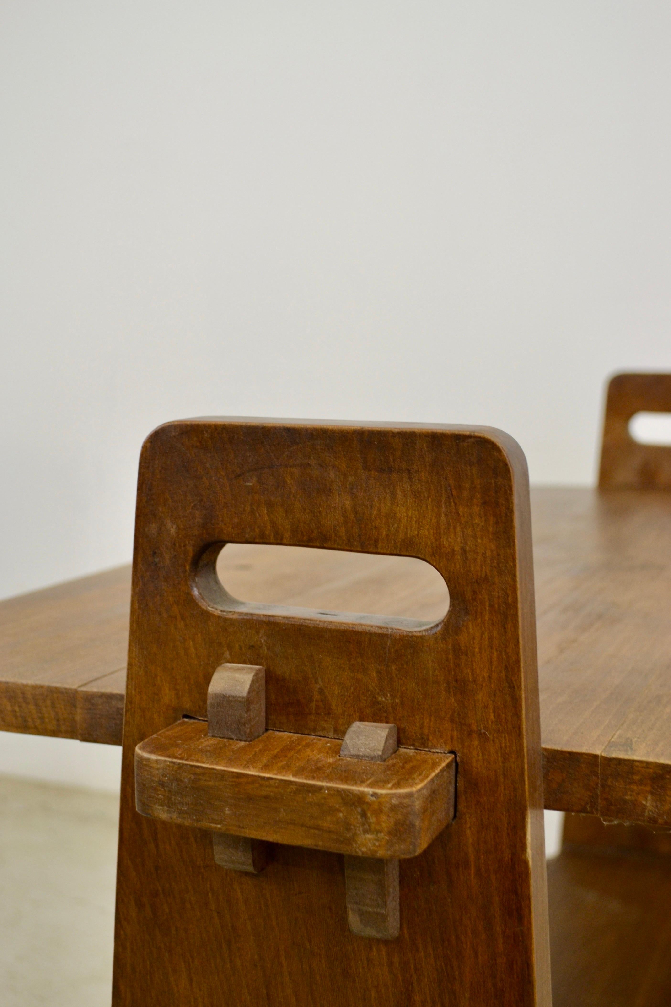 Superbe table d'appoint française des années 1950, fabriquée en bois de hêtre massif, incarnant le design fonctionnel et honnête de l'ère de la reconstruction d'après-guerre. Cette pièce rare rappelle le travail de René Gabriel et de Marcel Gascoin,