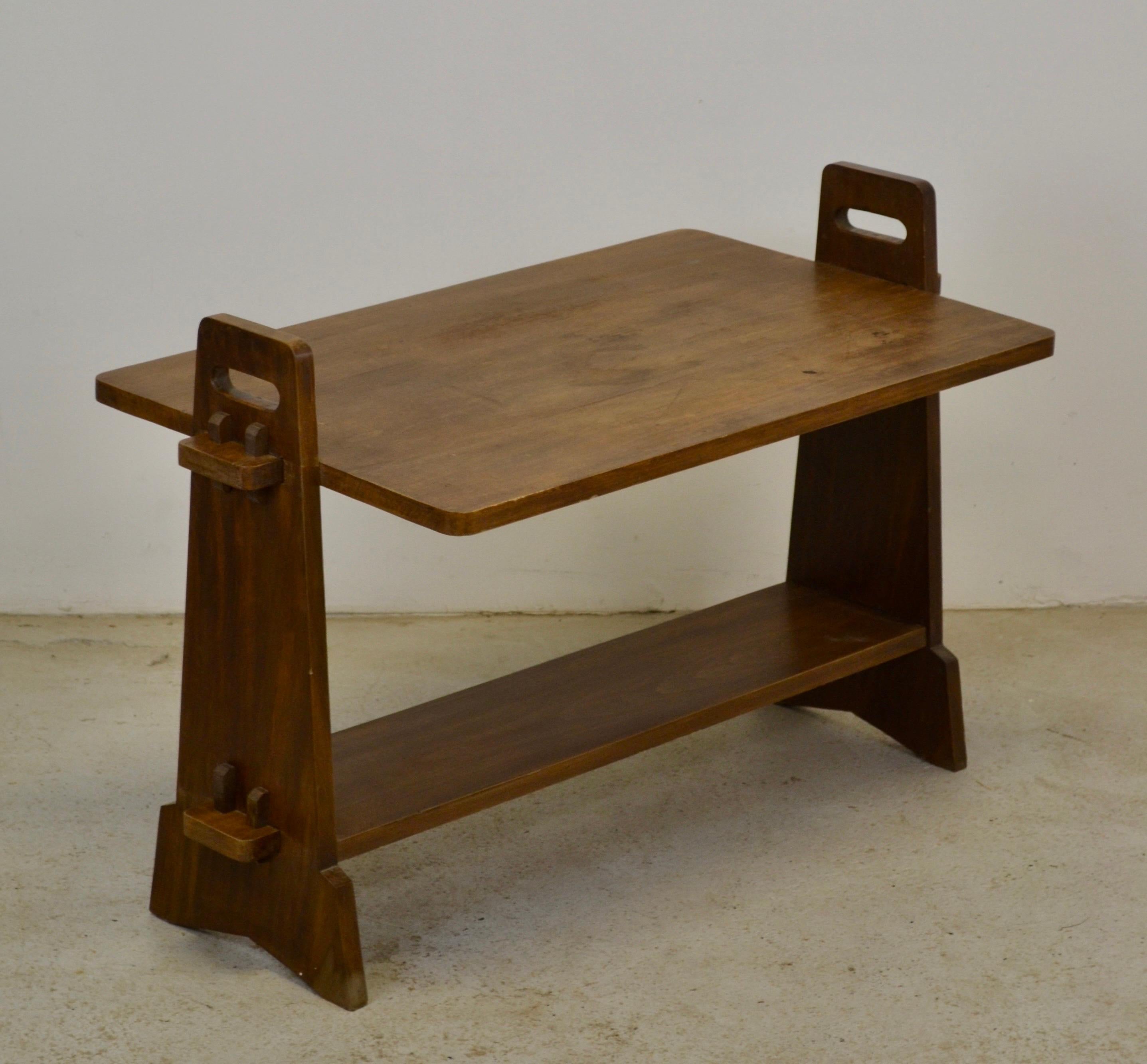 Mid-Century Modern Table d'appoint française des années 1950 en Beeche massif en vente