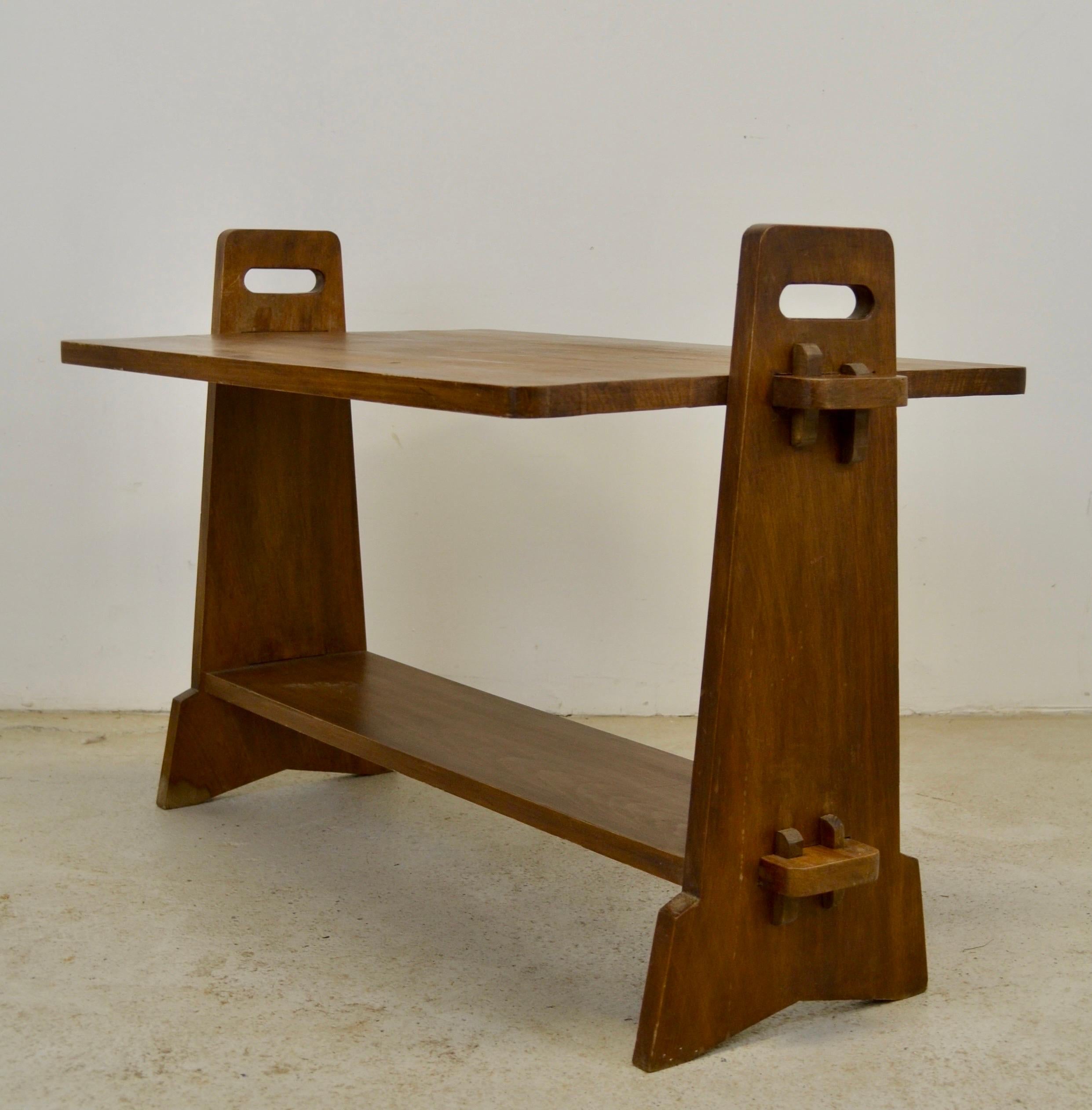 Français Table d'appoint française des années 1950 en Beeche massif en vente