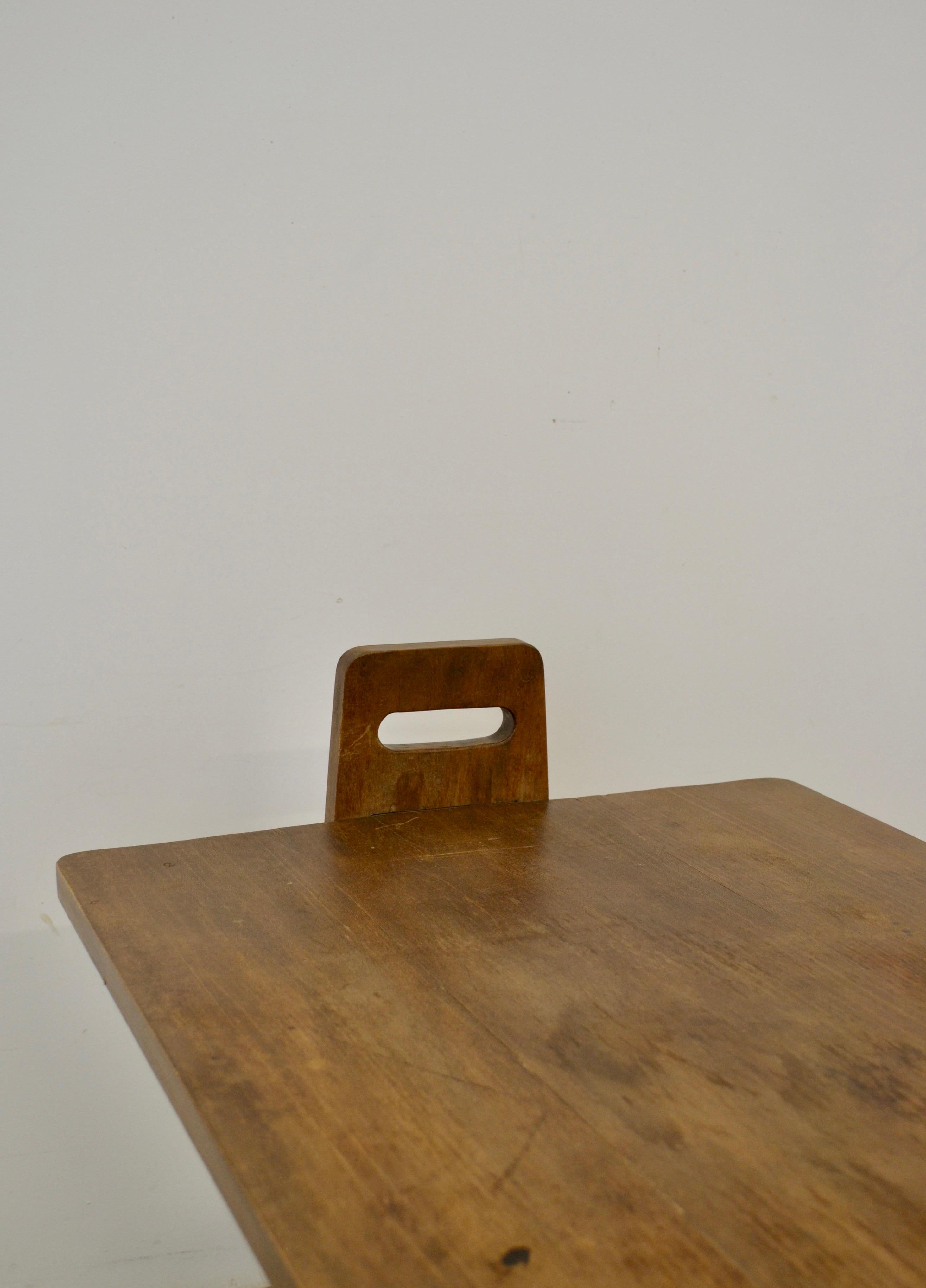 Table d'appoint française des années 1950 en Beeche massif Bon état - En vente à SOTTEVILLE-LÈS-ROUEN, FR