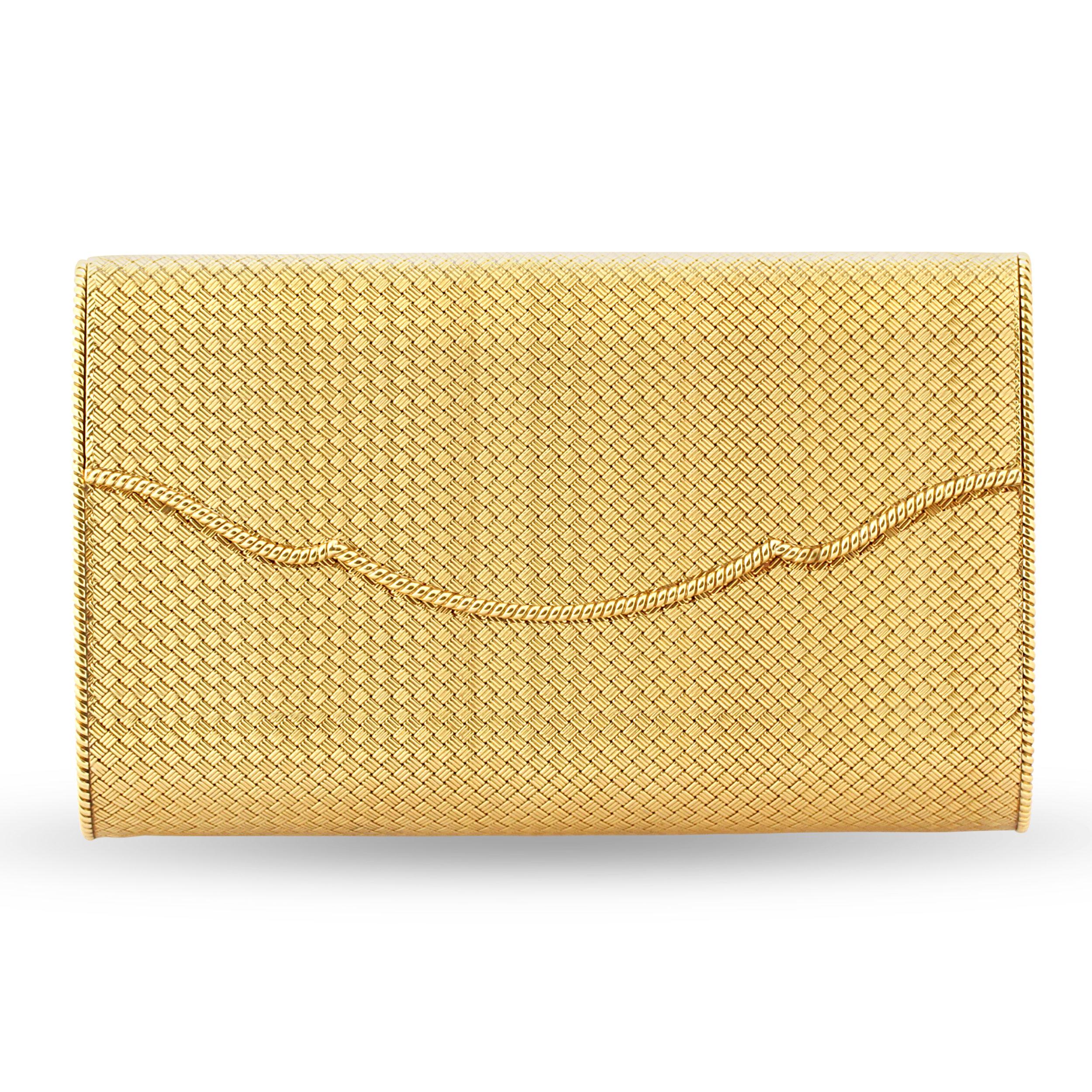 An 18k yellow gold ladies evening bag by Cartier. A beautiful handheld clutch, spacious enough to hold your valuables. The inside is lined in brown suede with a mirror on the cover flap. Circa 1950s. Weight = 550gr. Dimensions: 16.5cm x 10cm x 5cm