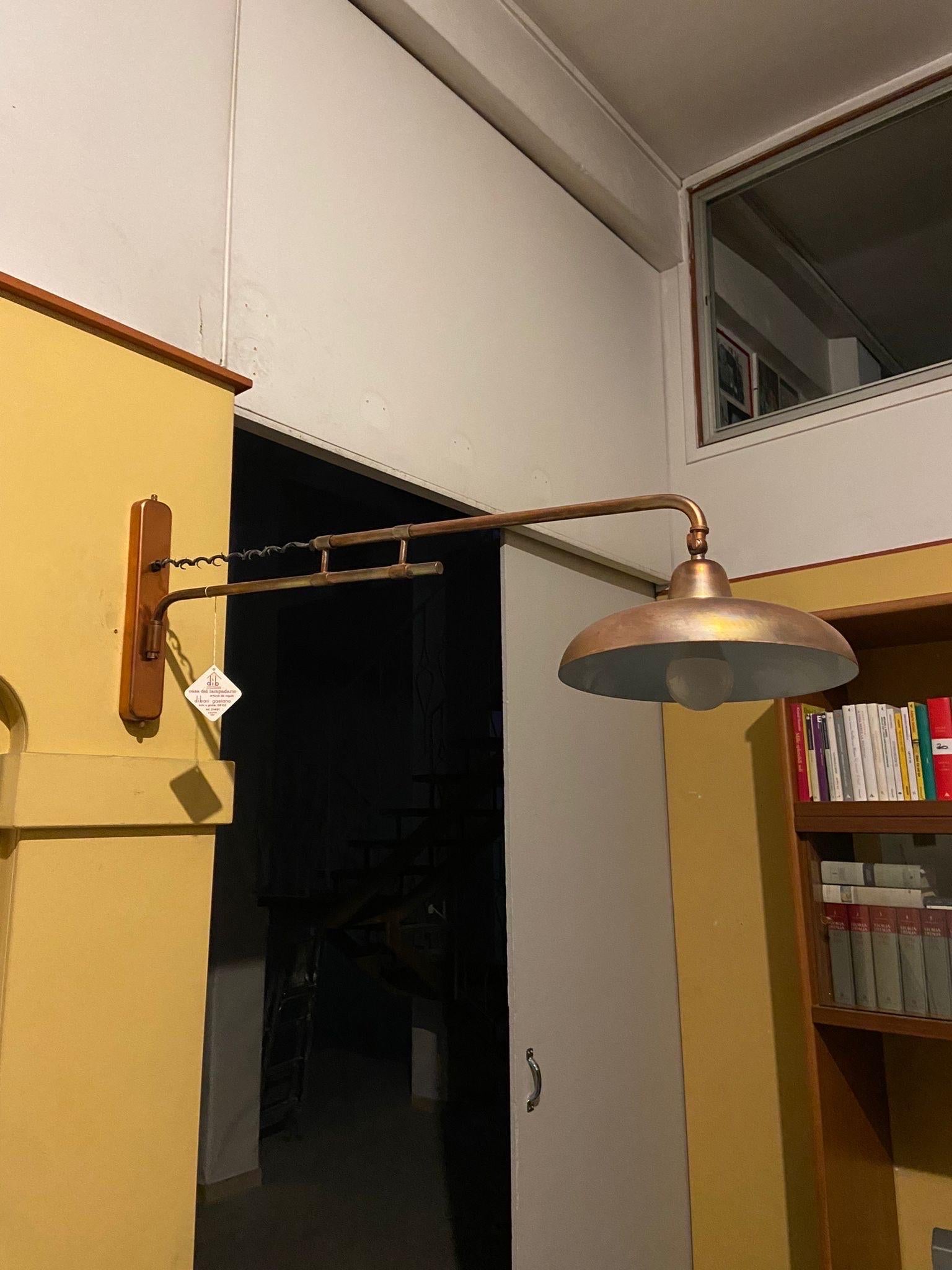 A 1950s Industrial Copper Finished Iron Italian Extendable Wall Lamp In Good Condition For Sale In Aci Castello, IT