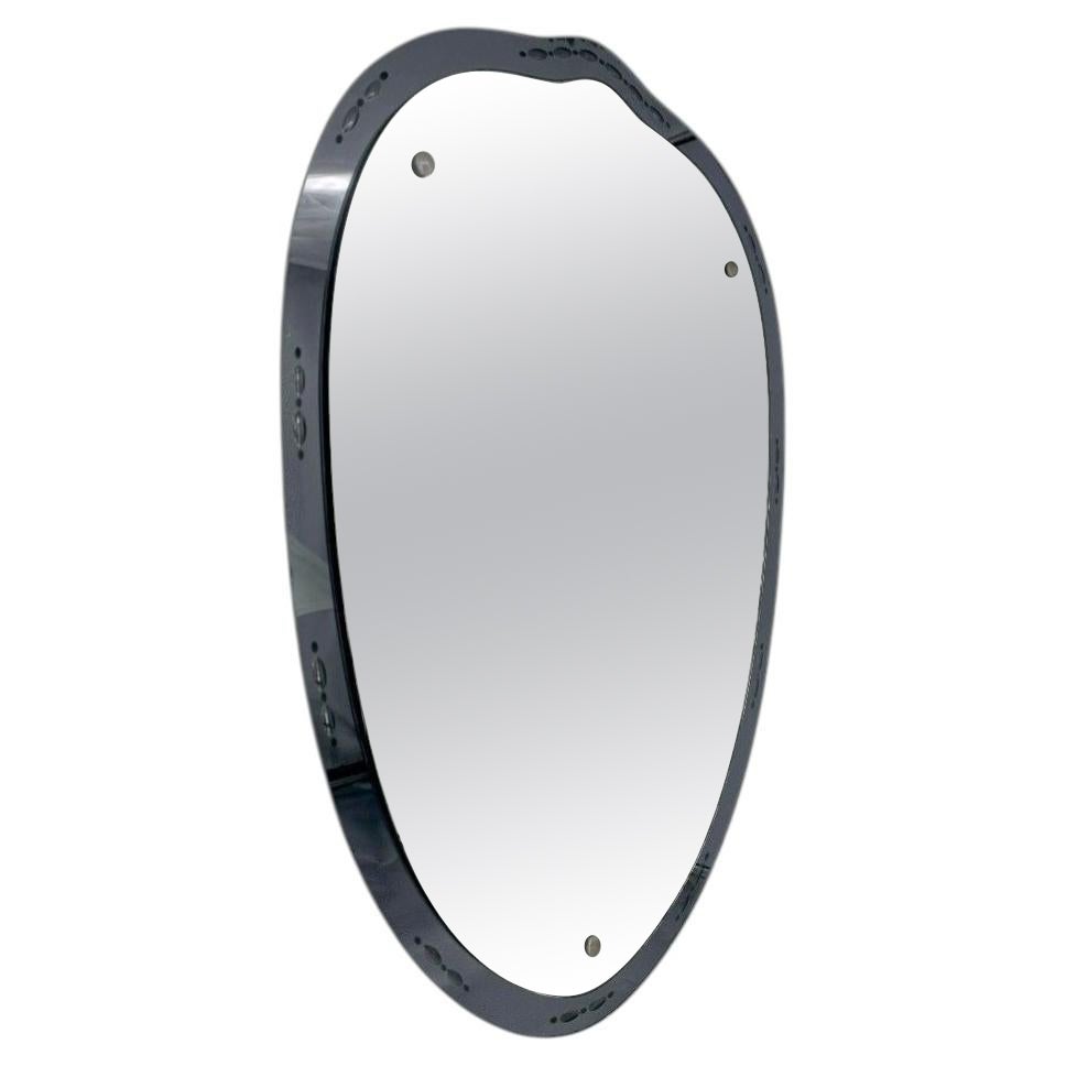 Miroir italien des années 1950 en forme de bouclier avec cadre gravé en miroir noir en vente