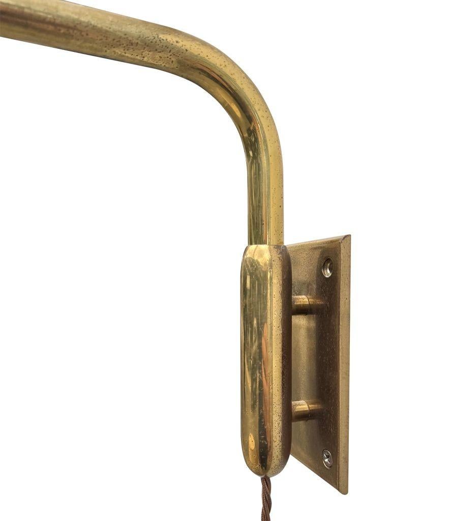 Mid-Century Modern Applique télescopique italienne des années 1950 en laiton massif avec interrupteur à contrepoids. en vente